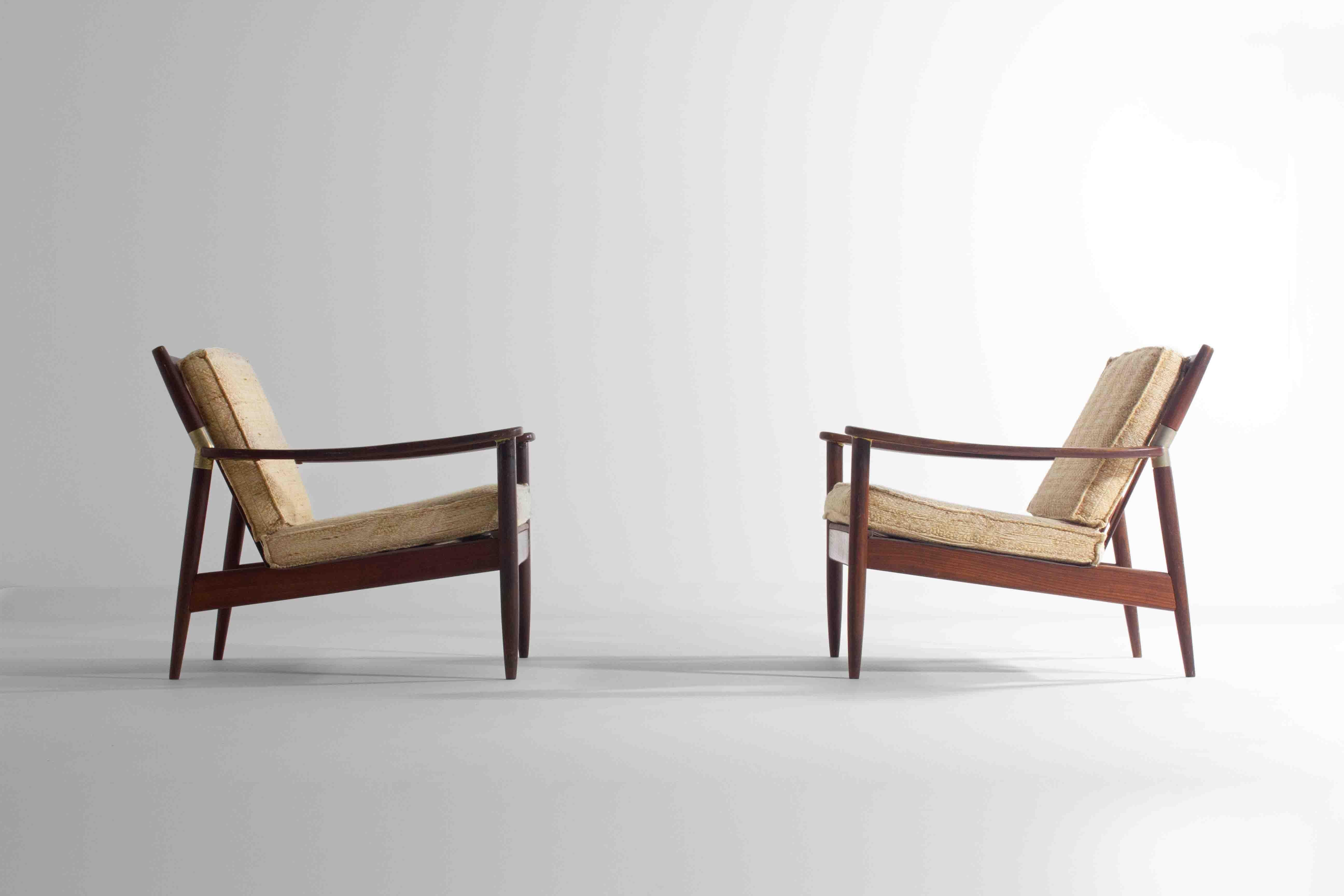  Satz von zwei eleganten Loungesesseln aus der Mitte des Jahrhunderts, 1960er Jahre (Teakholz) im Angebot