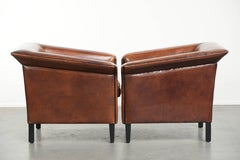 Set di due eleganti poltrone in pelle di pecora dal design Art Deco con profili neri