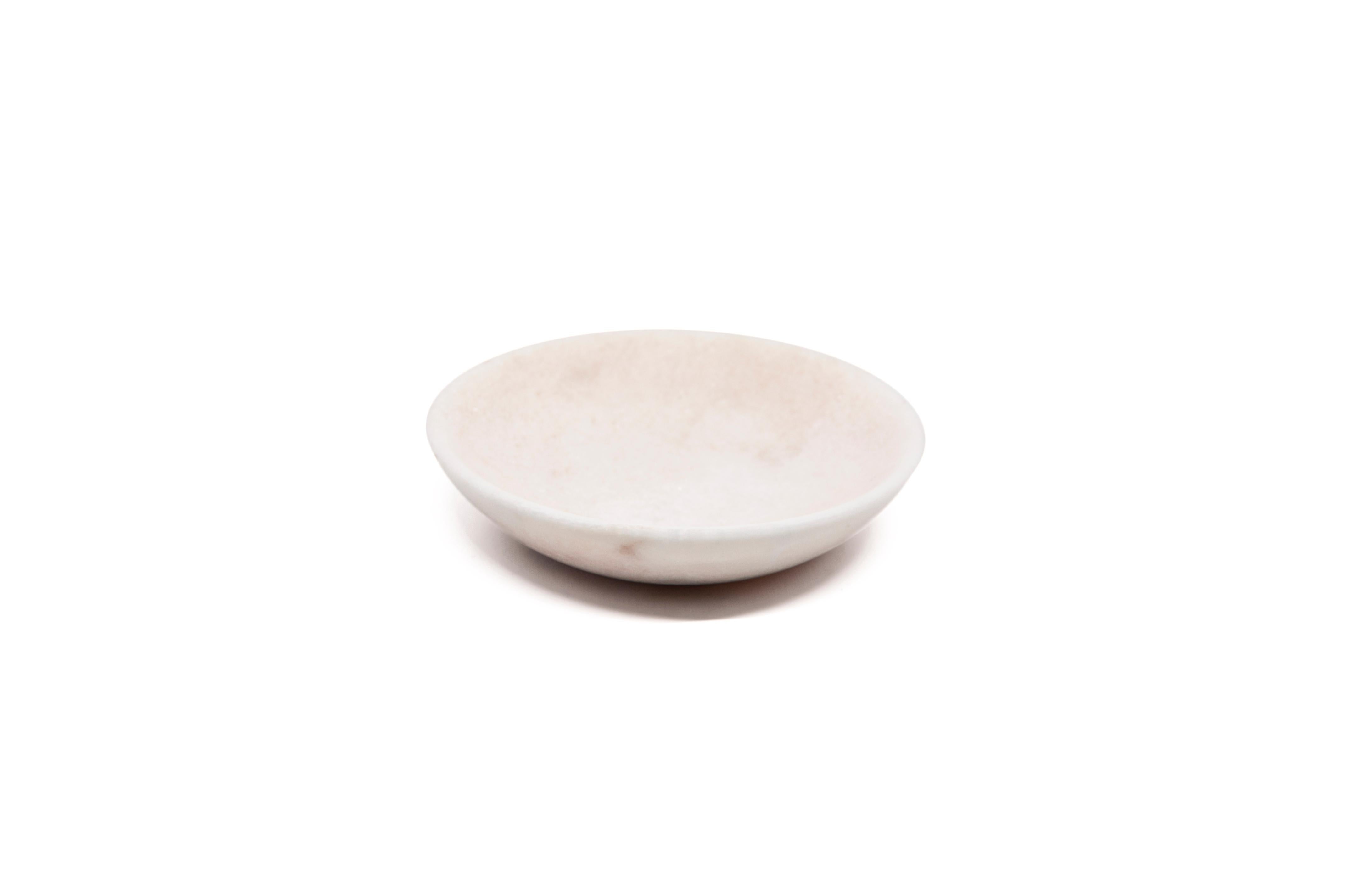 Set aus zwei kleinen Schalen aus rosa Portugal-Marmor. Größe der einzelnen Stücke: Durchmesser 13 cm x H 3. 
Ideal, um Salz, Pfeffer und Gewürze auf elegante Weise zu servieren, zertifiziert für den Lebensmittelbereich. Funktional und ideal auch