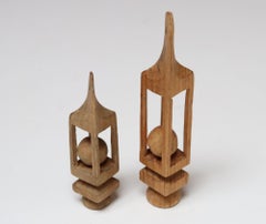 Set di due piccole sculture Folk Art Carved intagliate a mano di capricciosa sfera in gabbia