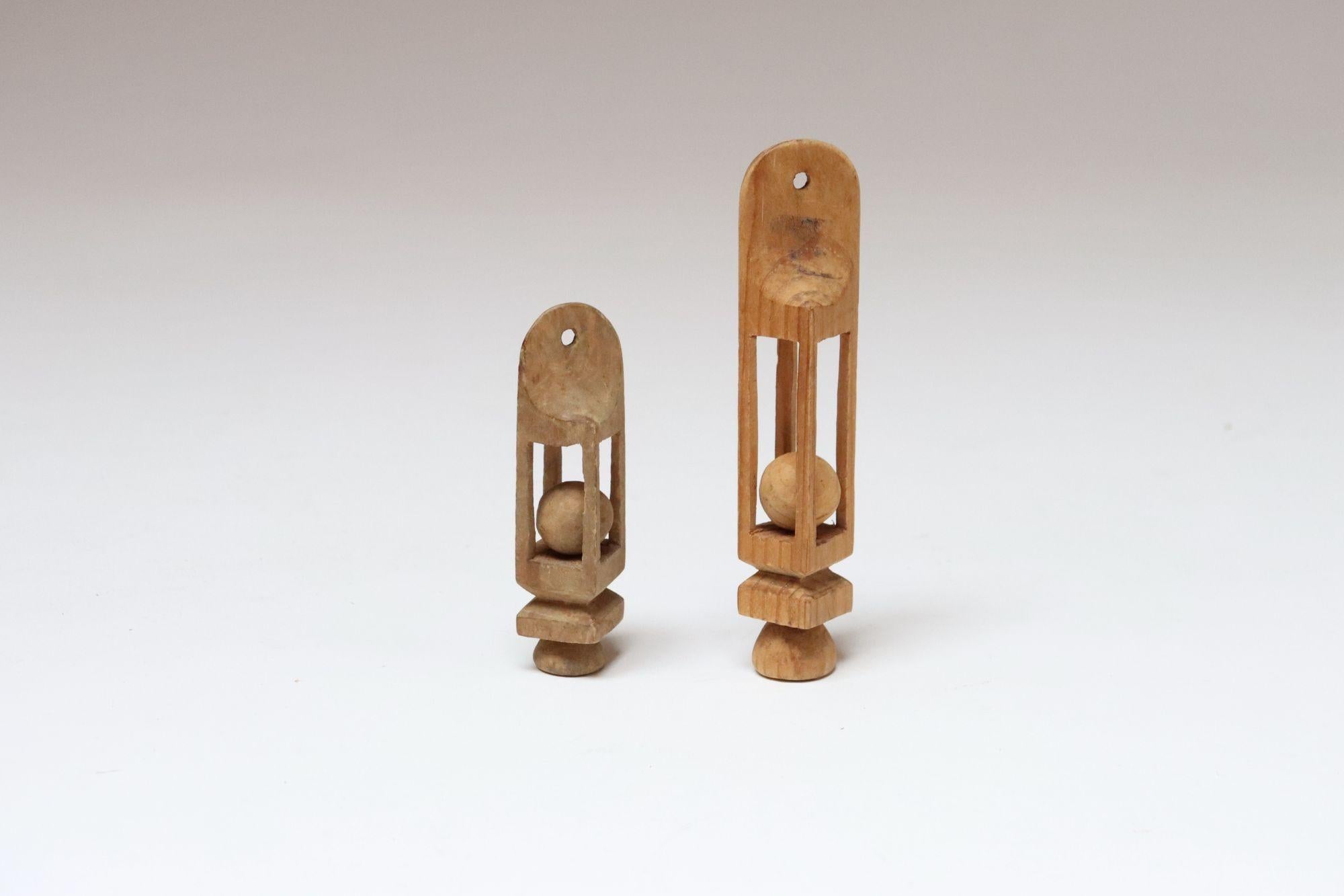Artisanat Ensemble de deux petites sculptures d'art populaire sculptées à la main 