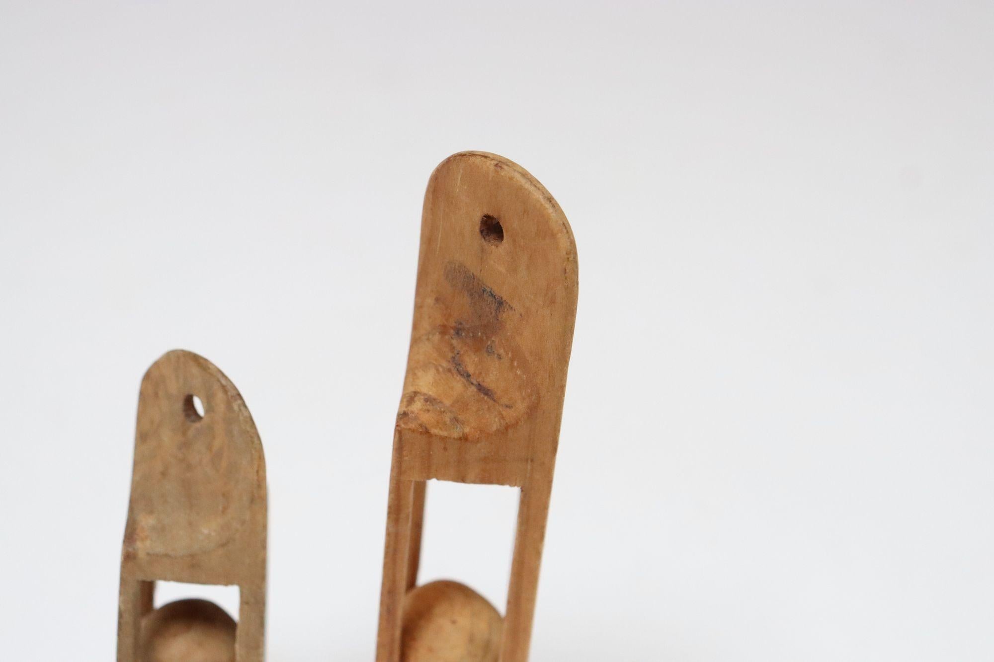 20ième siècle Ensemble de deux petites sculptures d'art populaire sculptées à la main 