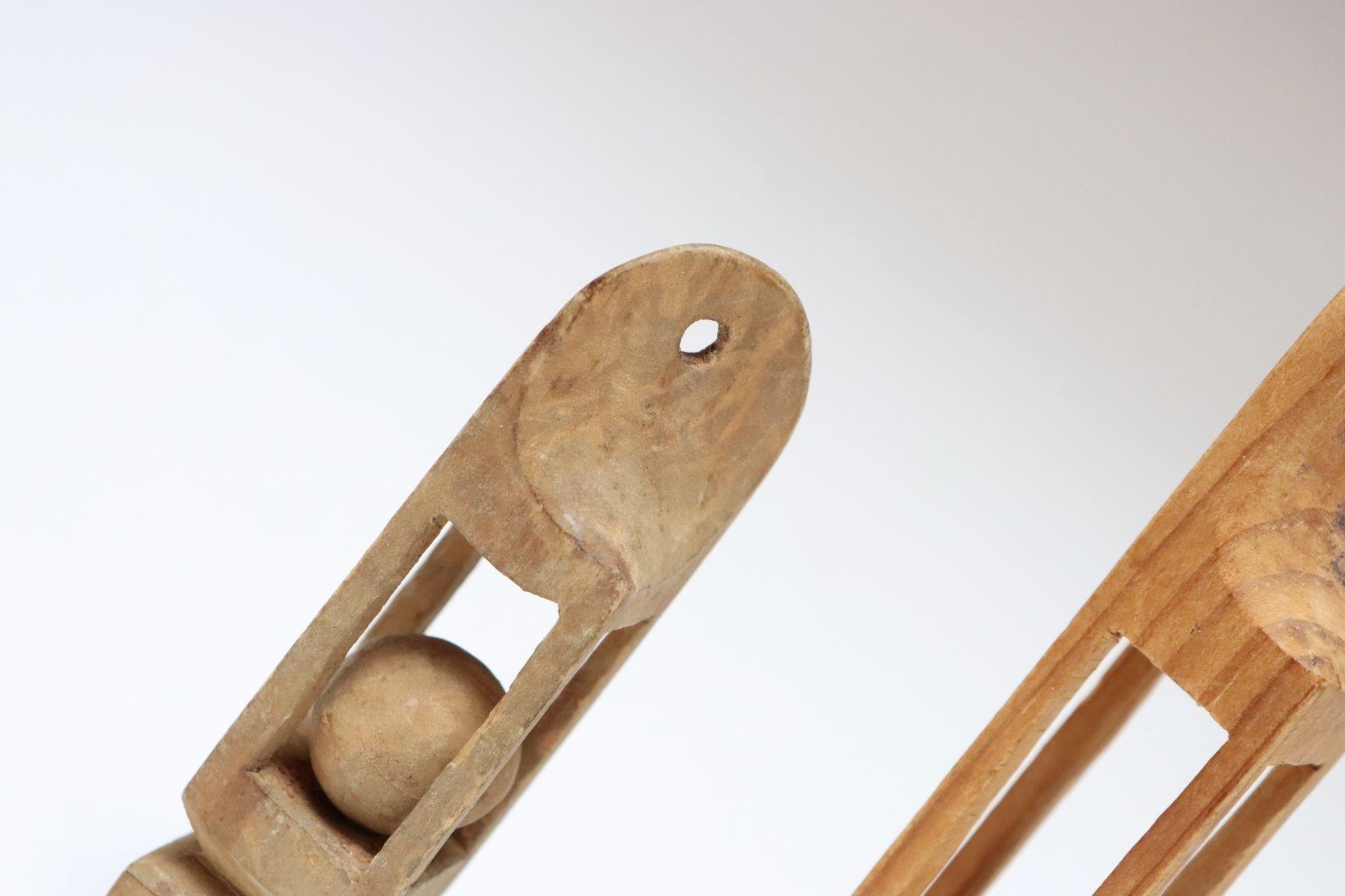 Bois Ensemble de deux petites sculptures d'art populaire sculptées à la main 