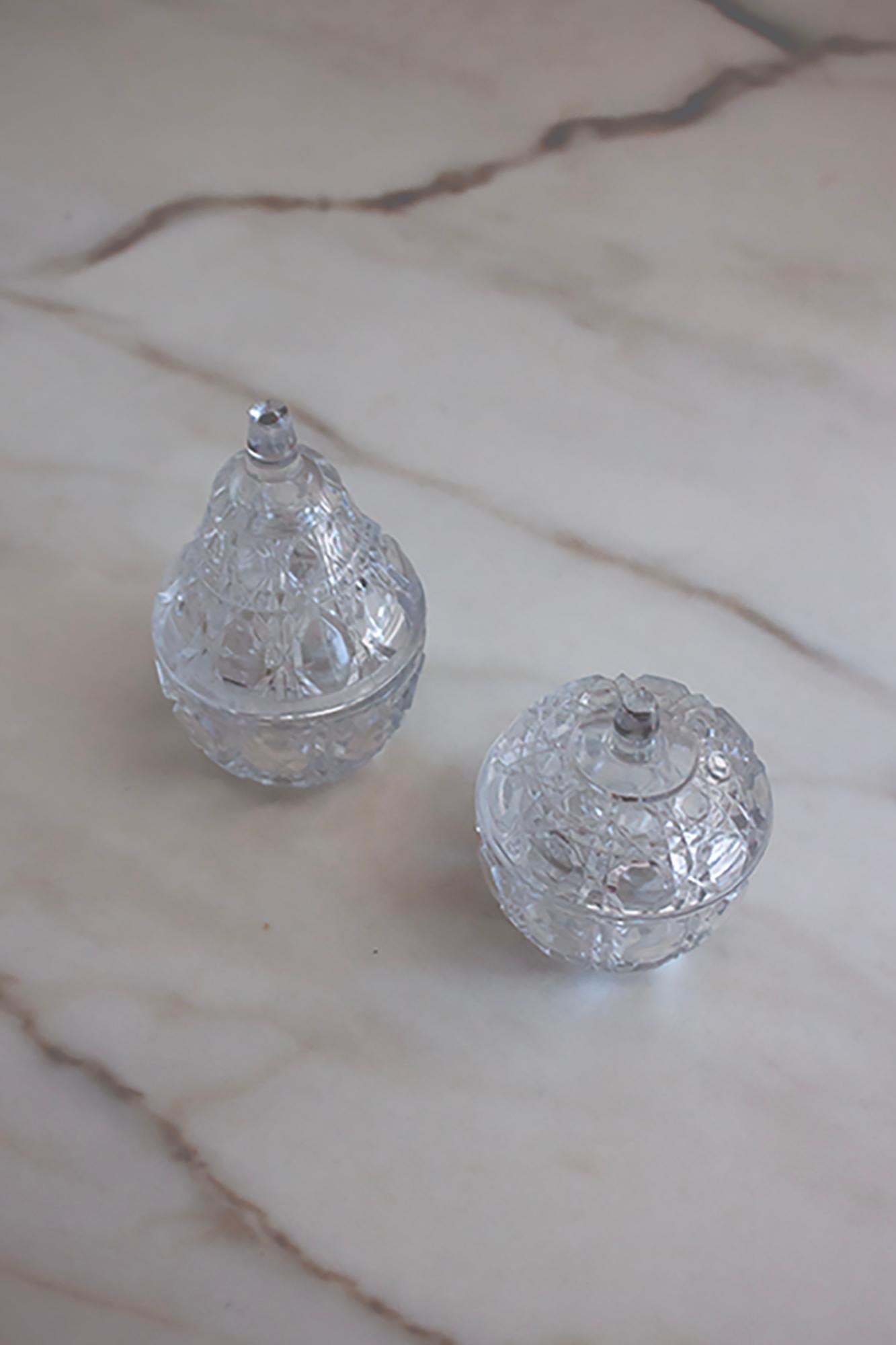 Fatto a macchina Set of Two Small Fruit Sculpture Crystal Containers in An Pear and Apple Shape in vendita