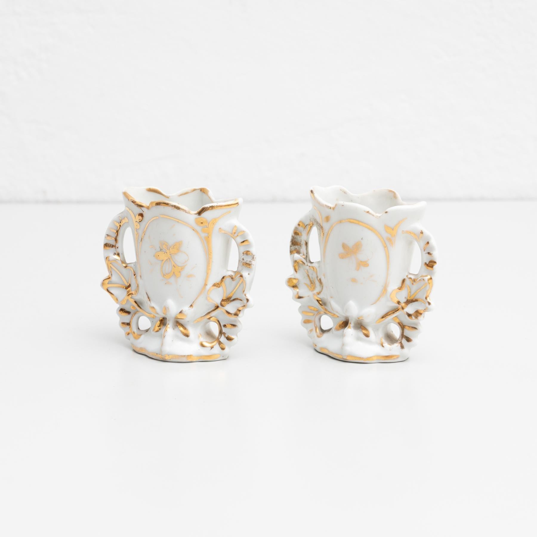Set of Two Small Late 19th Century Spanish Serves Style Vases In Good Condition For Sale In Barcelona, ES