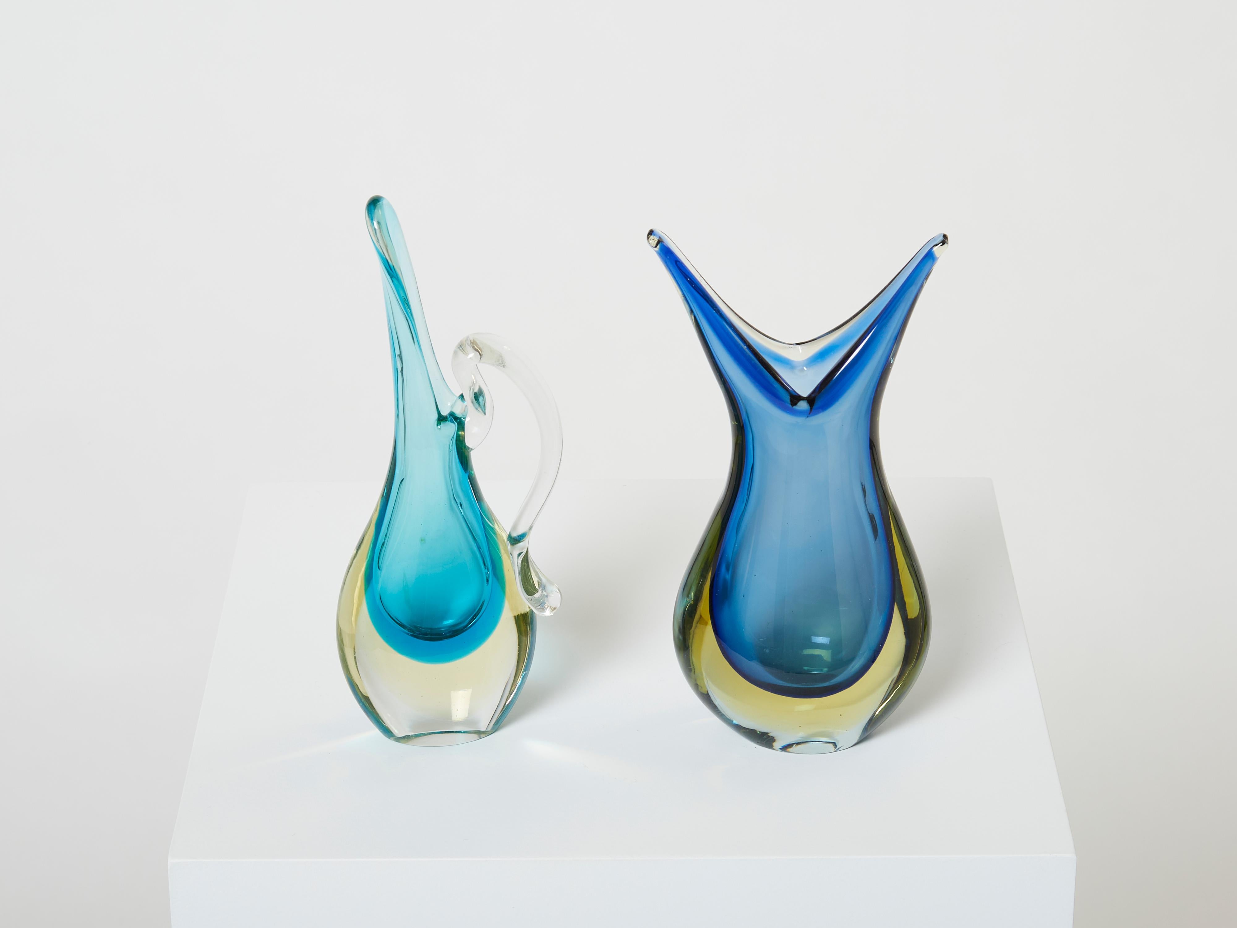 Magnifique ensemble de deux vases en verre de Murano de Sommerso réalisés dans les années 1970. Ces deux petits vases ont de jolies couleurs douces, avec du verre bleu immergé dans du verre jaune clair, terminé par du verre transparent. Les deux se