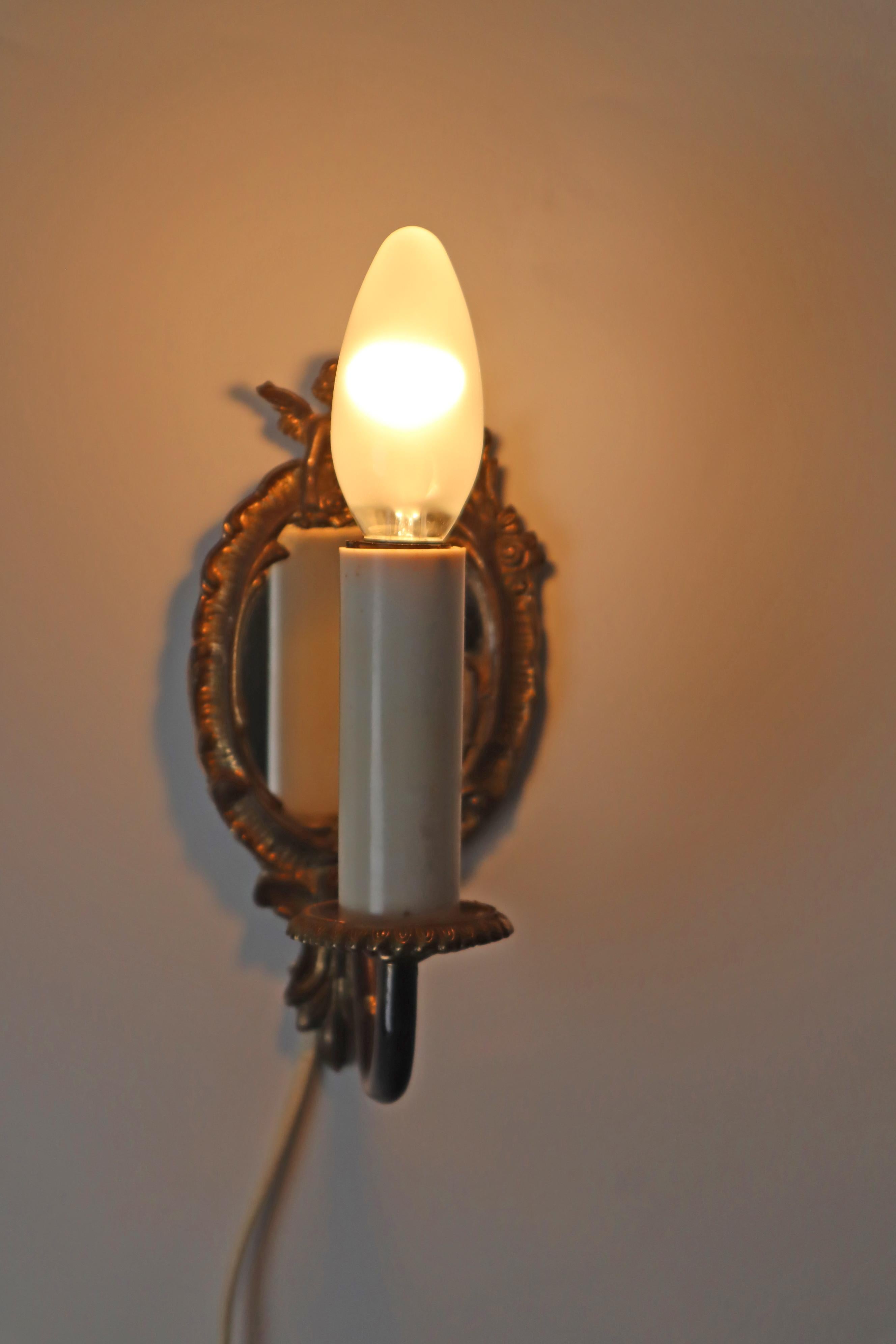 Francese Set di due piccole lampade da parete con specchio, anni '60, Francia. in vendita