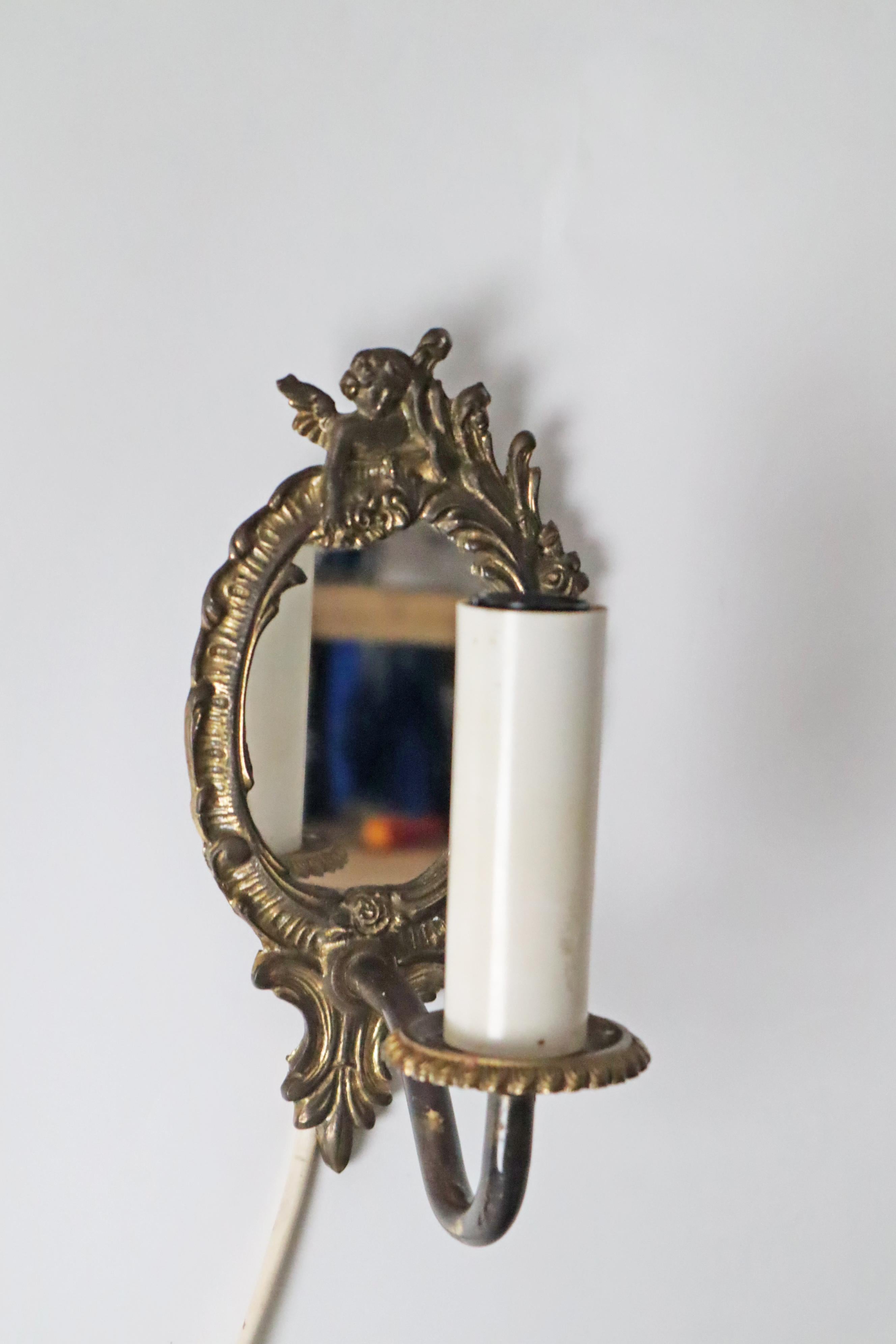 Set di due piccole lampade da parete con specchio, anni '60, Francia. In condizioni discrete in vendita a Hannover, DE