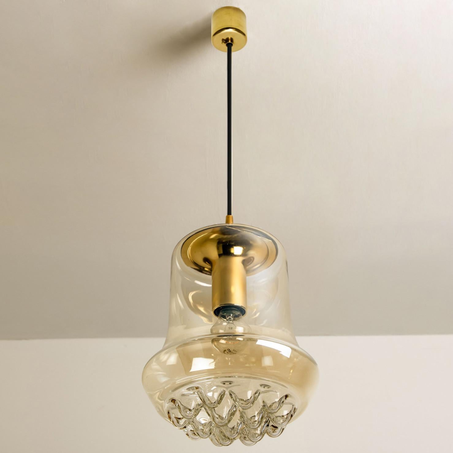 Autre Ensemble de deux lampes à suspension en verre brun fumé et laiton de Peill and Putzler, 196 en vente