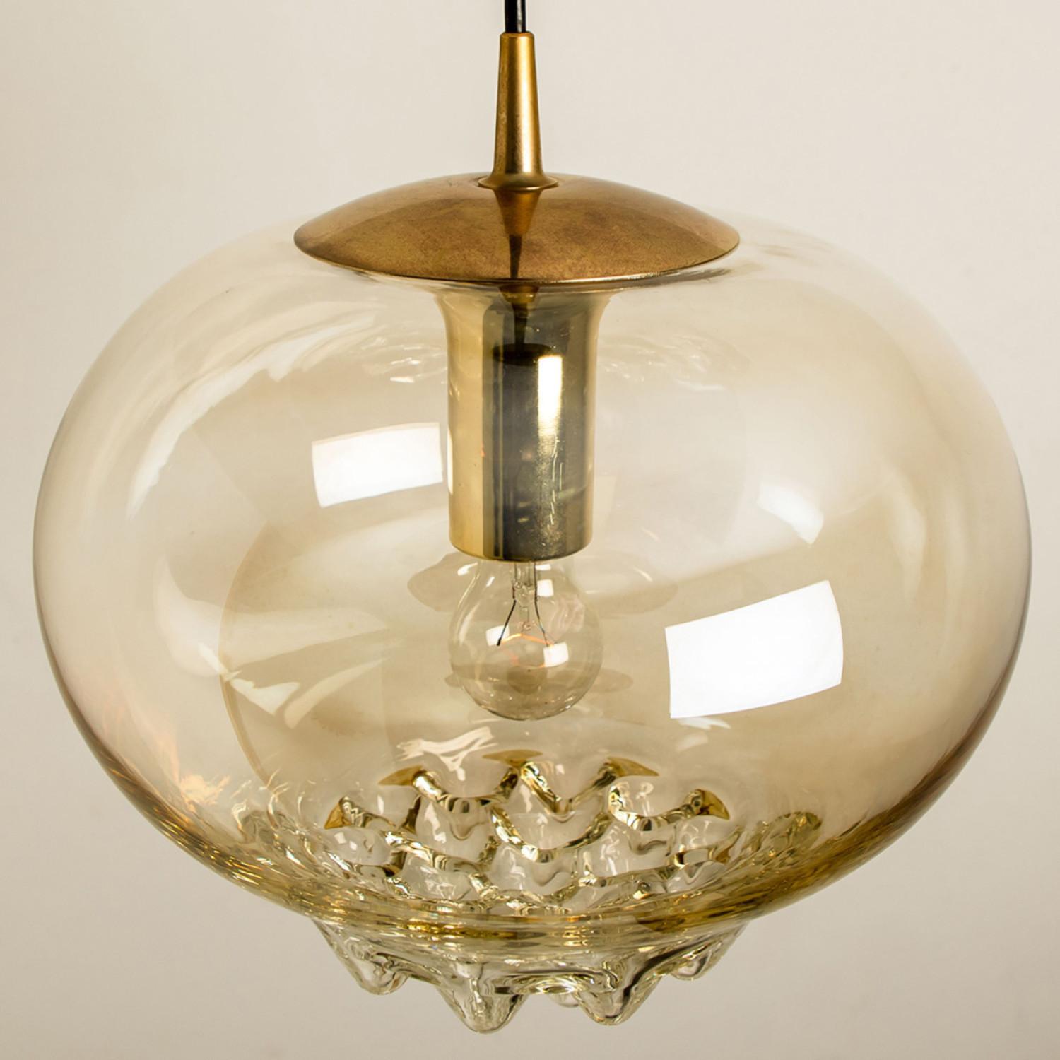 Milieu du XXe siècle Ensemble de deux lampes à suspension en verre brun fumé et laiton de Peill and Putzler, 196 en vente