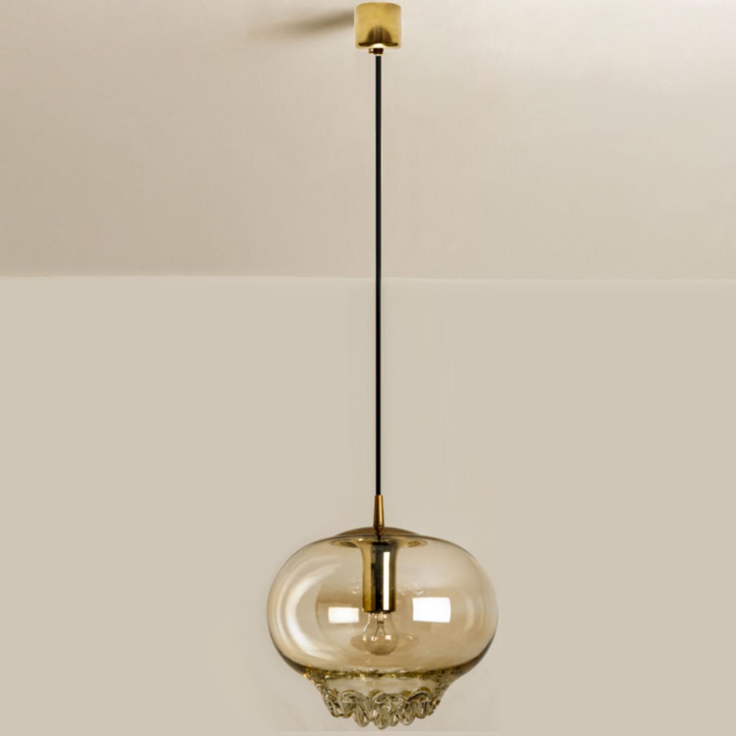 Laiton Ensemble de deux lampes à suspension en verre brun fumé et laiton de Peill and Putzler, 196 en vente