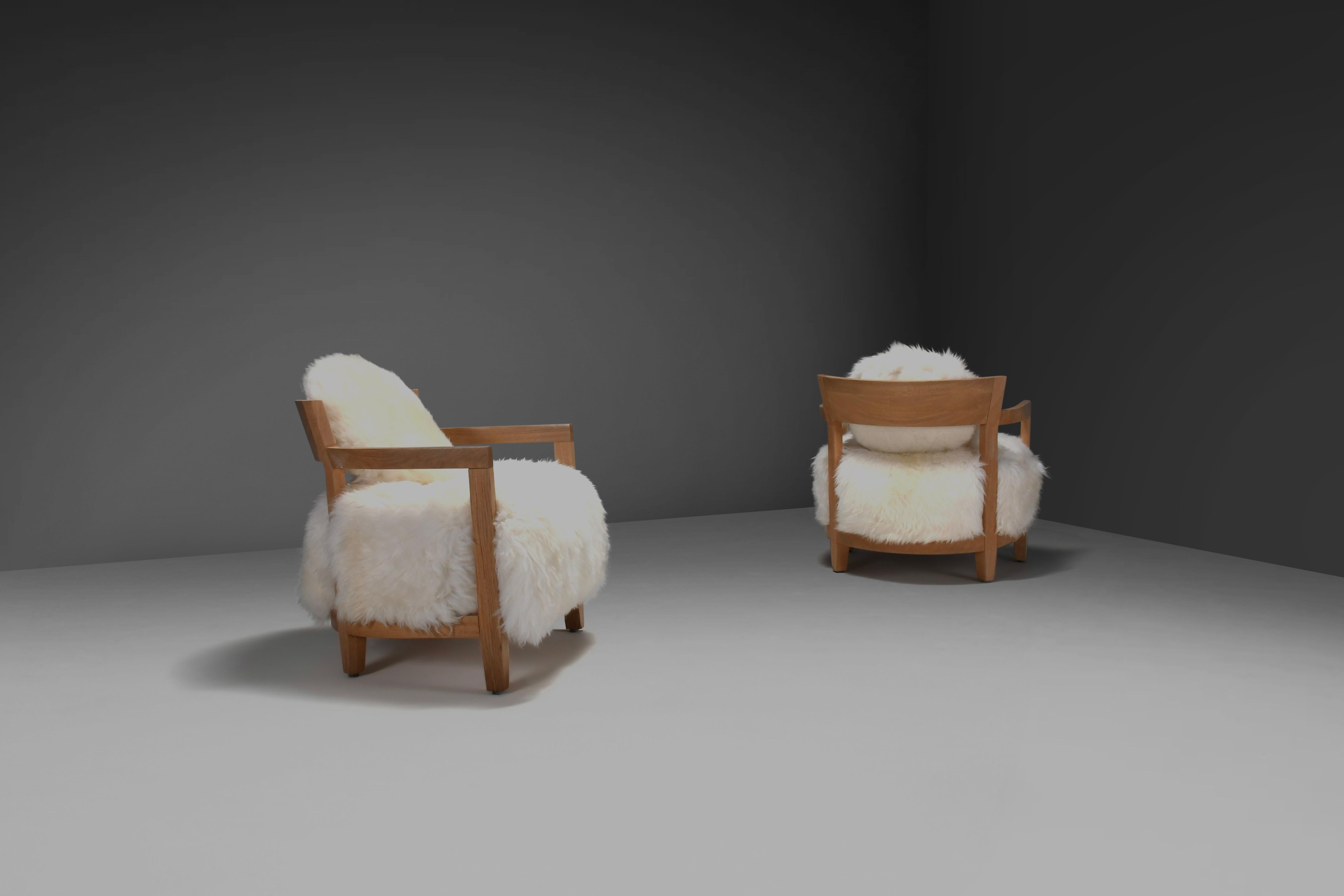 Set aus zwei massiven Eichen- und Off-White-Schafsfellstühlen, Schweiz, 1970er Jahre im Zustand „Gut“ im Angebot in Echt, NL