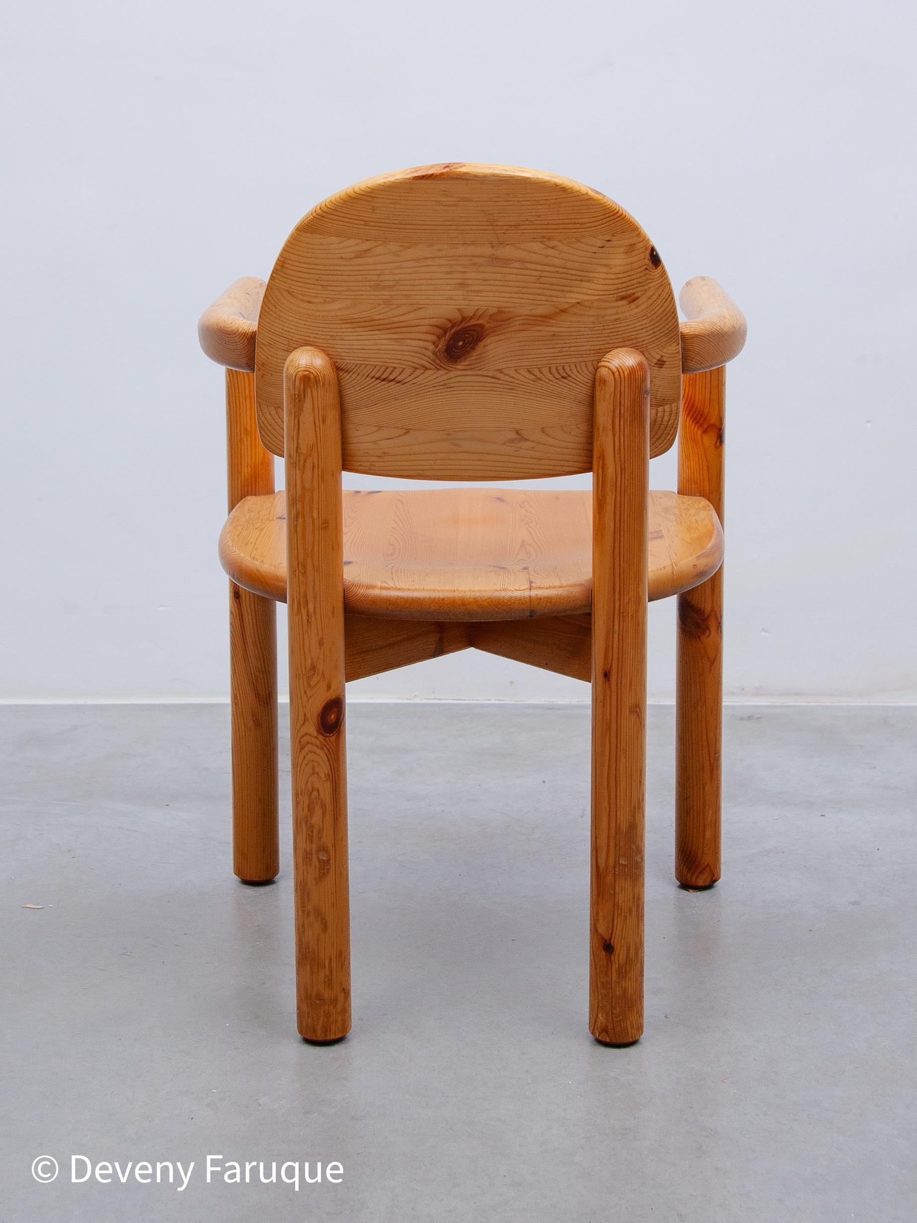 Ensemble de deux fauteuils en pin massif conçu par Rainer Daumiller pour Hirtshals, années 1970, Danemark. Fabriqués en pin massif avec des courbes joliment arrondies, ils offrent une durabilité et un confort exceptionnels. En bon état d'origine, le