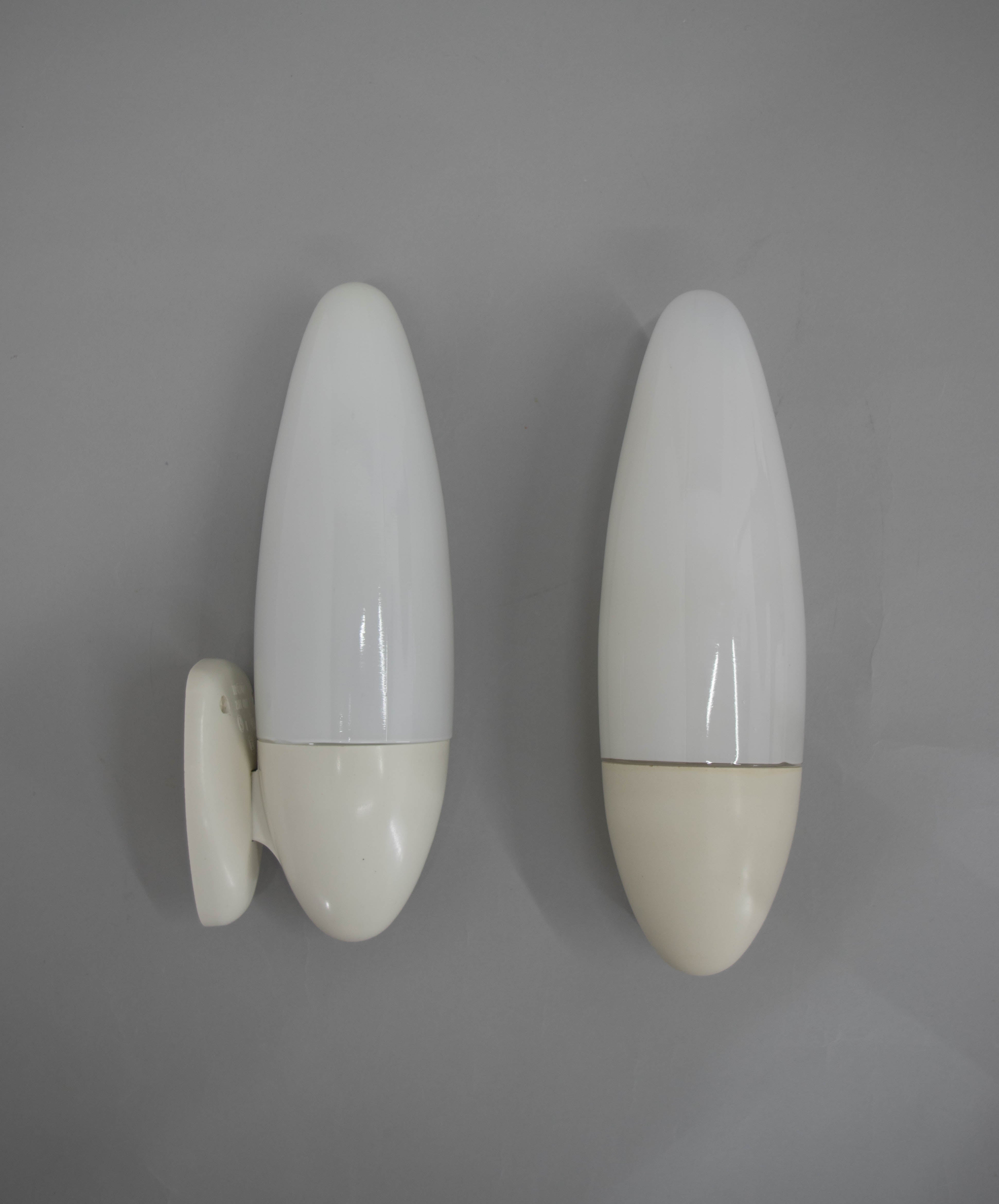 Ensemble de deux lampes murales NO AGE fabriquées en Tchécoslovaquie dans les années 1960.
En bakélite et verre au lait.
Câblé : 1x40W, ampoule E25-E27
Bon état d'origine.
Compatible avec le câblage américain.