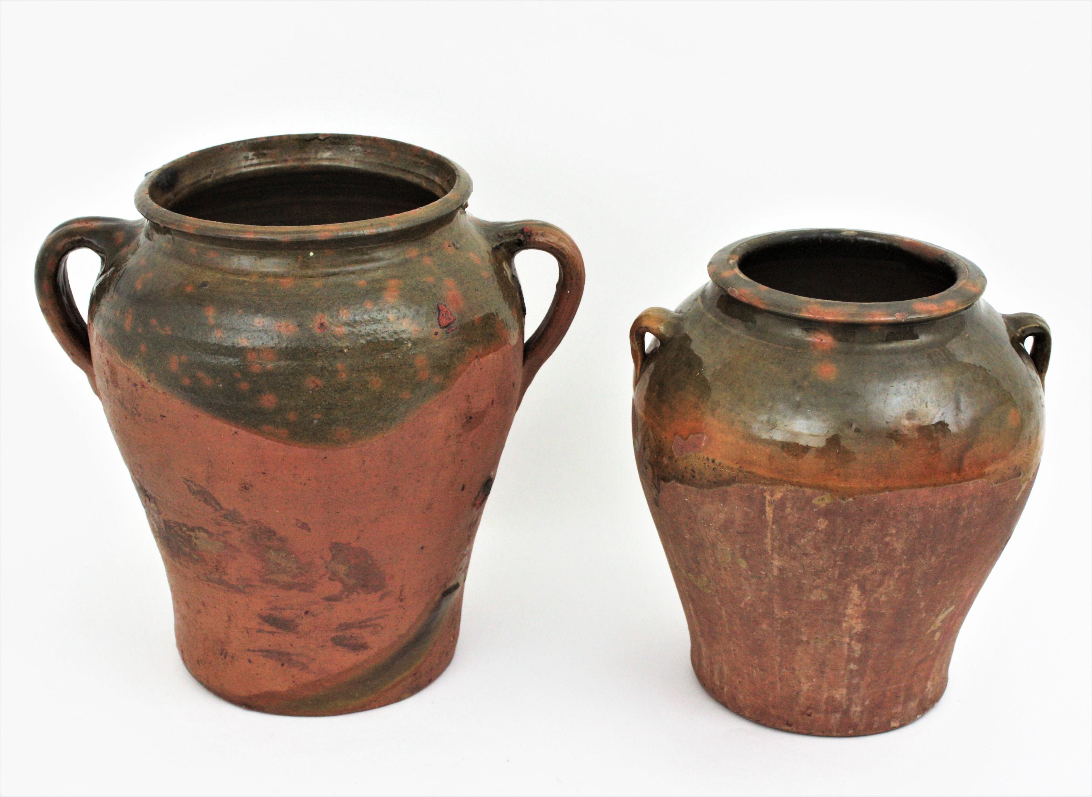 Rustique Deux jarres ou vases à olives espagnols en terre cuite en vente