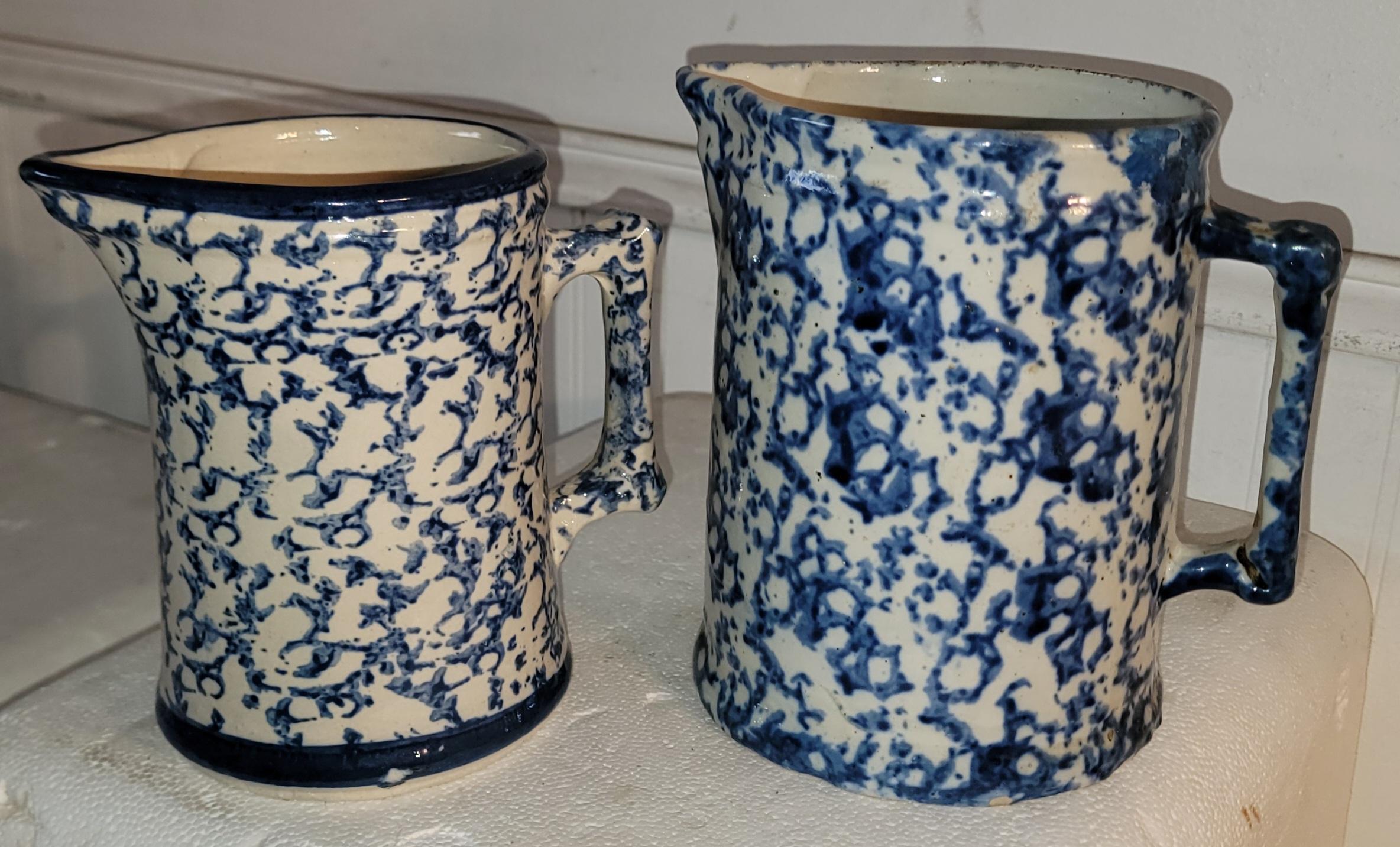 Pichets en poterie Sponge ware du 19ème siècle, de deux tailles différentes et en bon état, vendus par groupe de deux.
Le grand pichet mesure 7,5d x 7,5h x 5w 
le plus petit pichet mesure - 4,5w x 7d x 6,75h