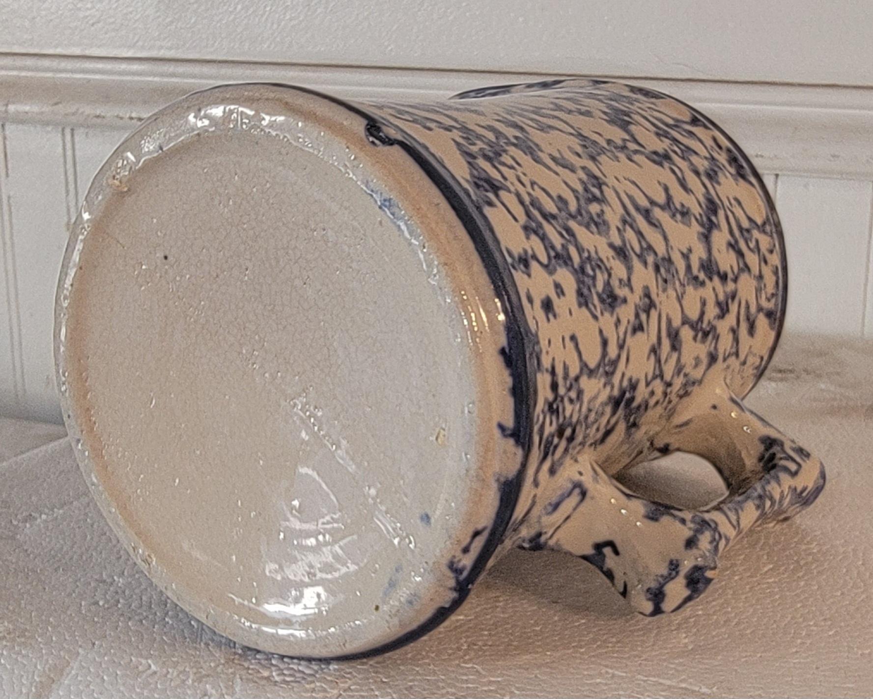 Poteries Ensemble de deux pichets en éponge -2 en vente