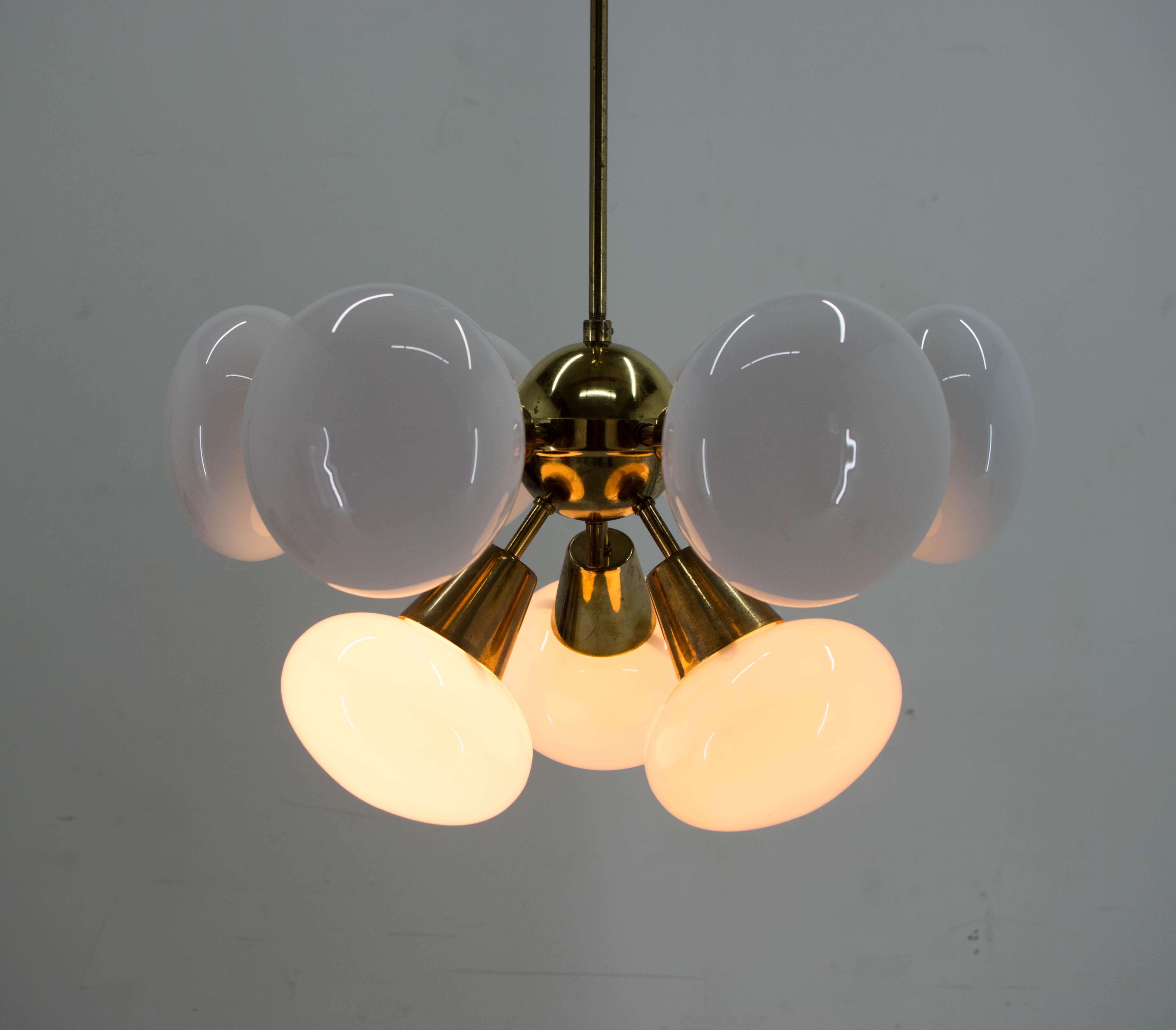 Set di due lampadari Sputnik di Kamenicky Senov, anni '70 in vendita 7