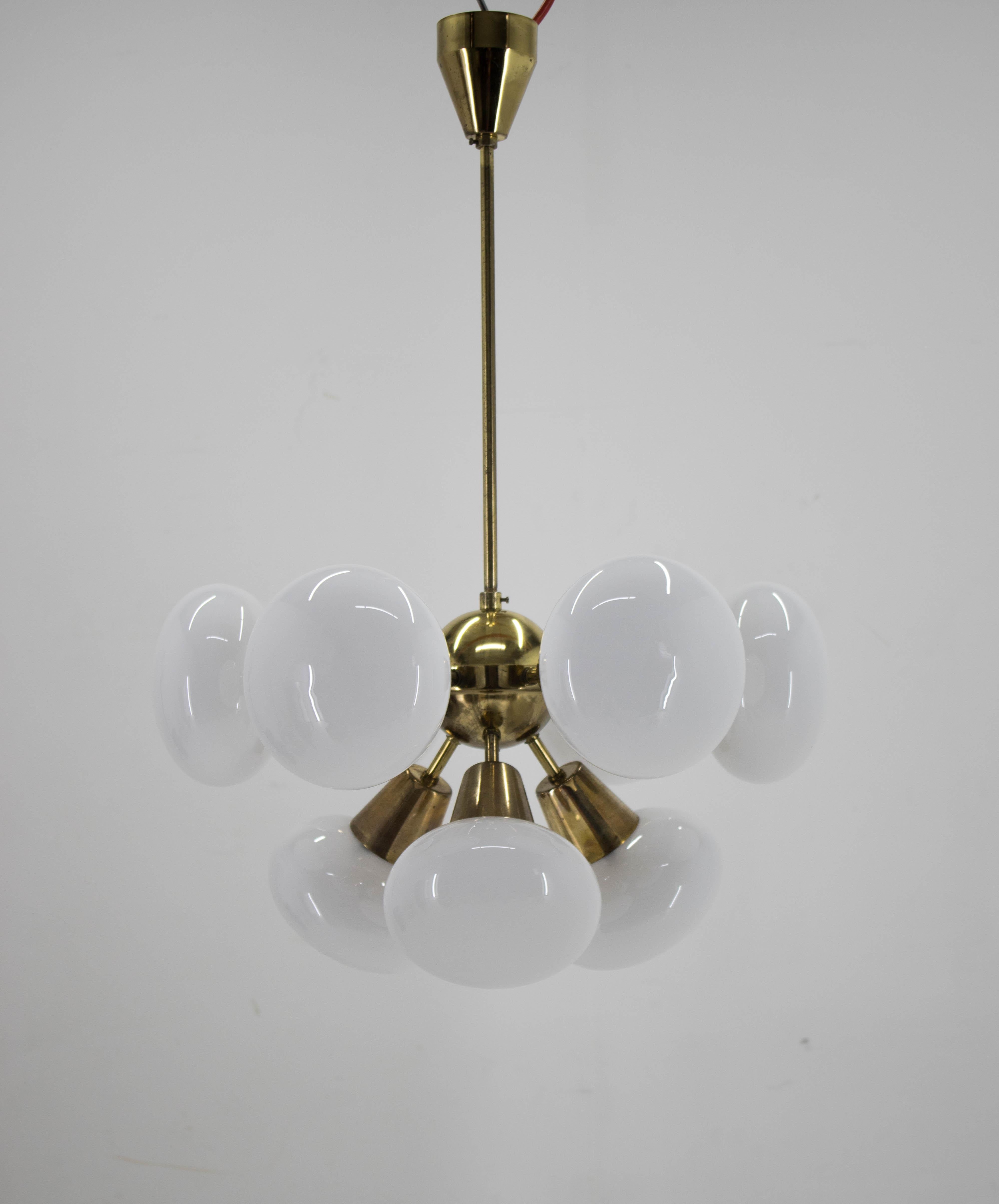 Set di due lampadari a 9 fiamme realizzati da Kamenicky Senov negli anni Settanta.
Ottime condizioni originali
Due circuiti separati
6+3x40W, lampadine E12-E14.
Compatibile con il cablaggio USA