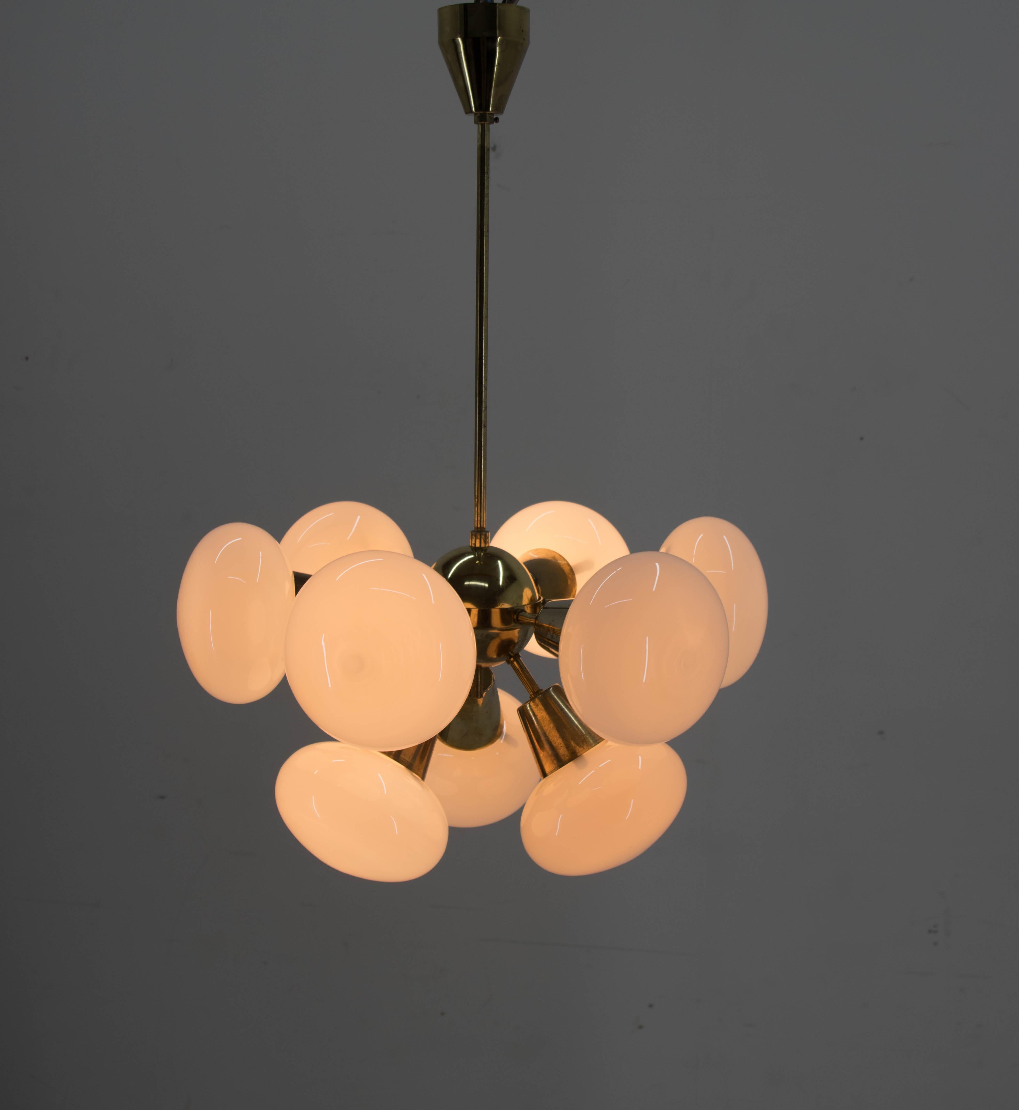 Ottone Set di due lampadari Sputnik di Kamenicky Senov, anni '70 in vendita