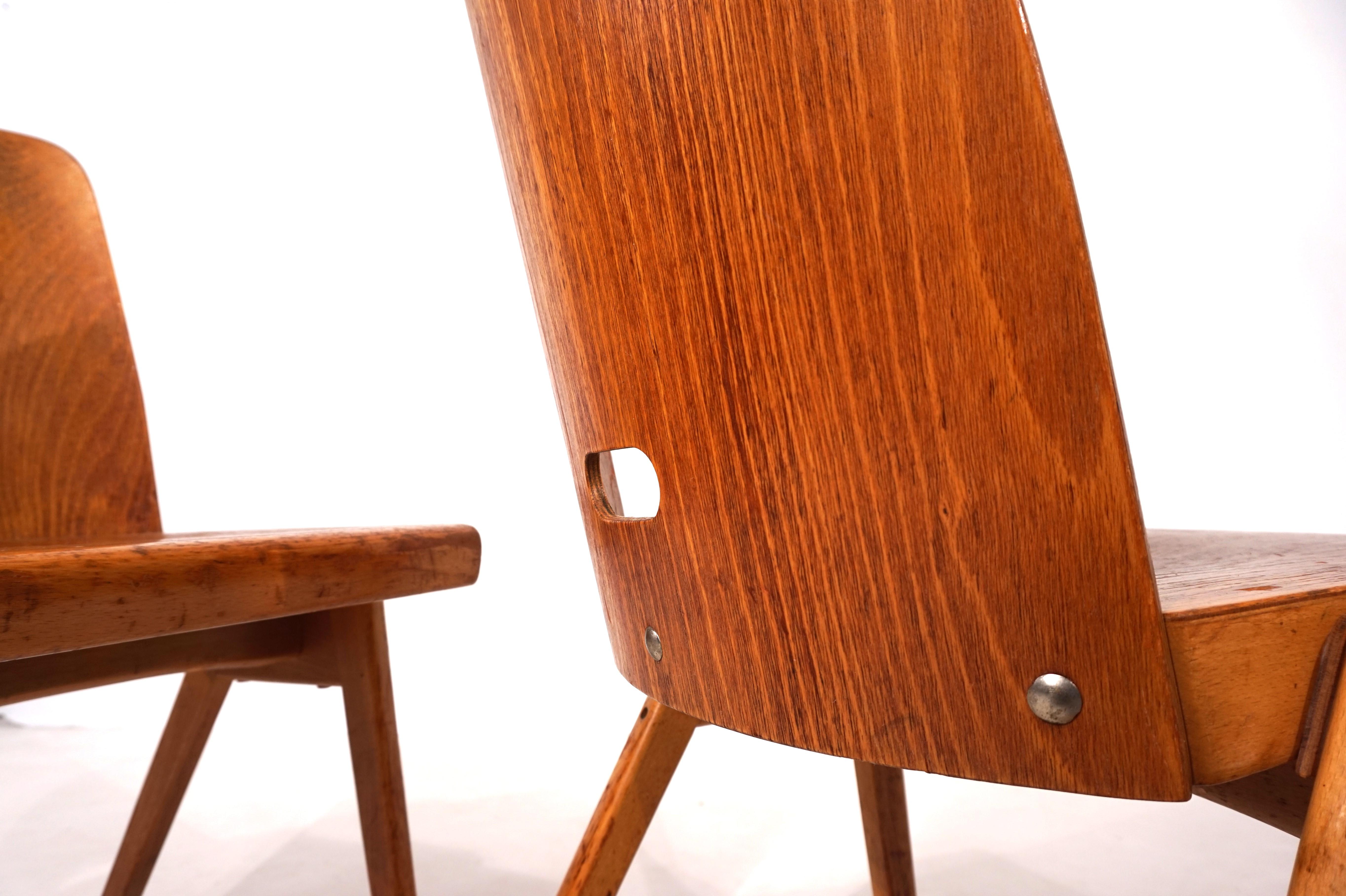 Juego de dos sillas de comedor apilables de madera contrachapada, 1960 en venta 4