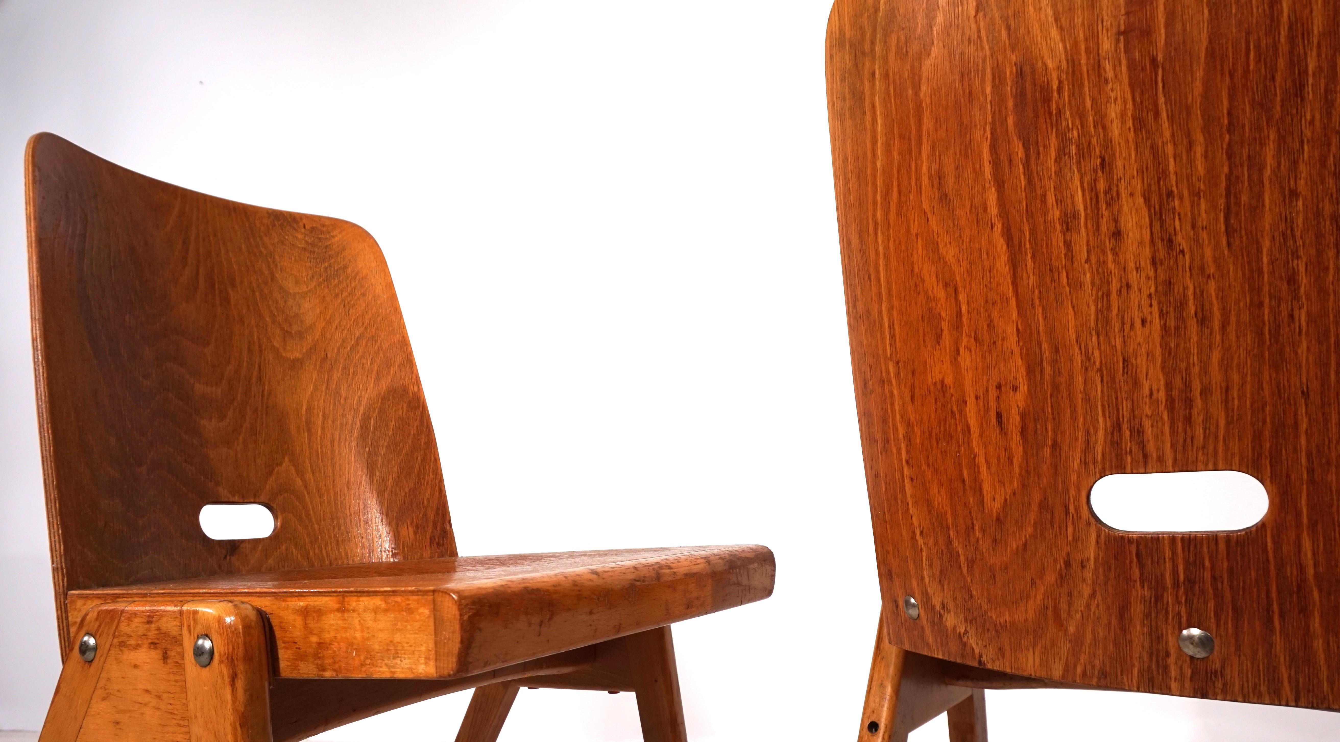 Juego de dos sillas de comedor apilables de madera contrachapada, 1960 en venta 6