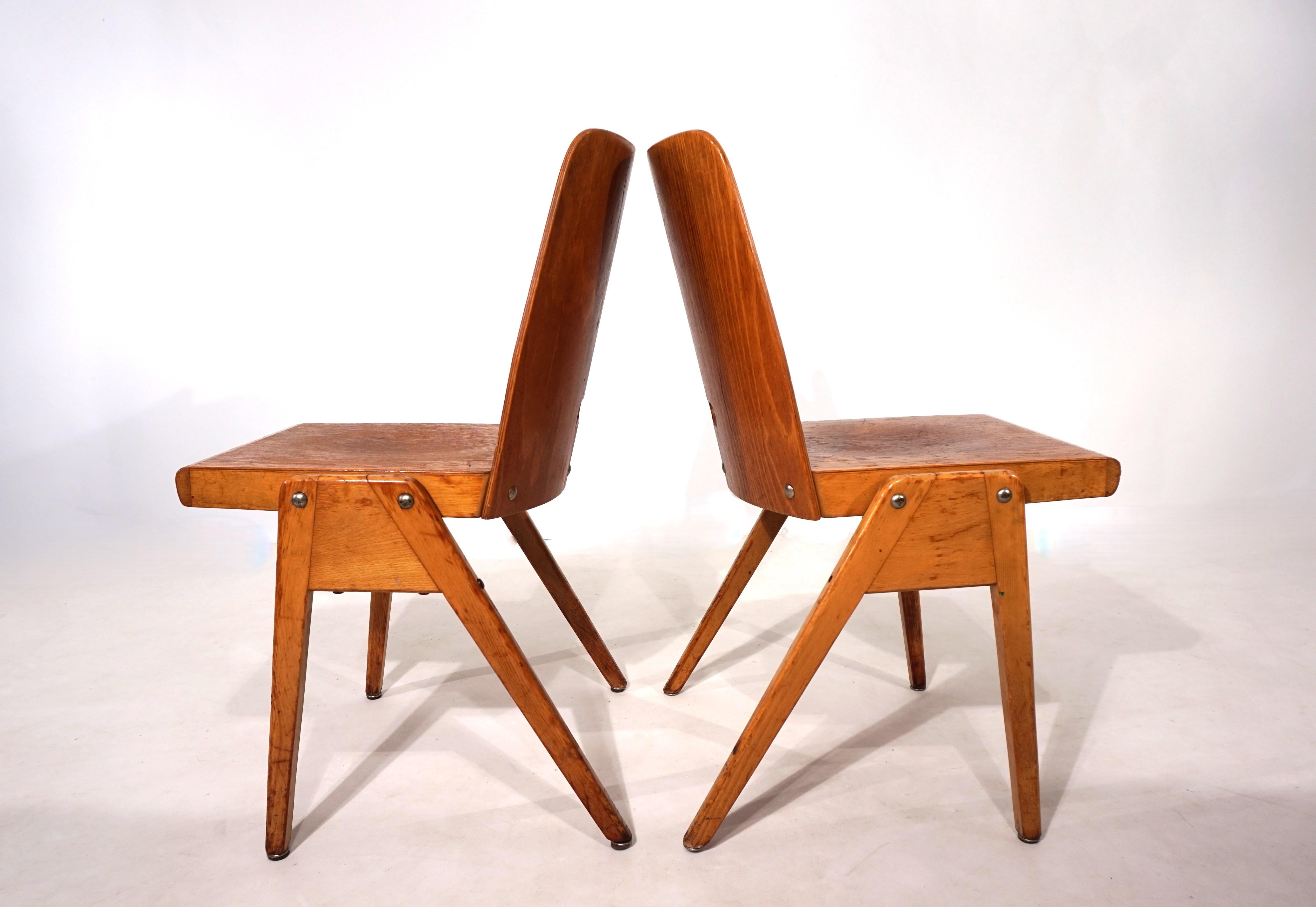 Juego de dos sillas de comedor apilables de madera contrachapada, 1960 en venta 7