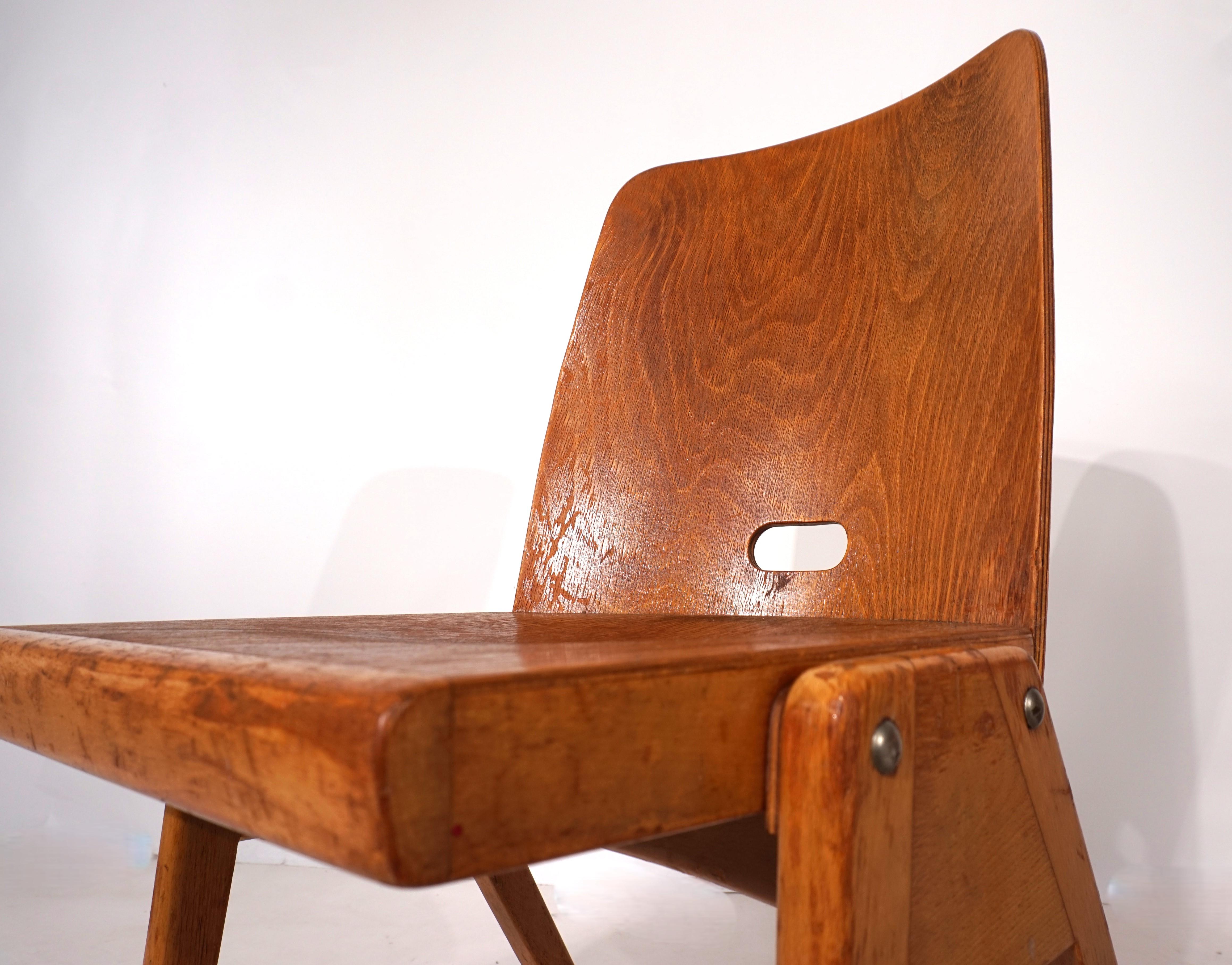 Juego de dos sillas de comedor apilables de madera contrachapada, 1960 en venta 8