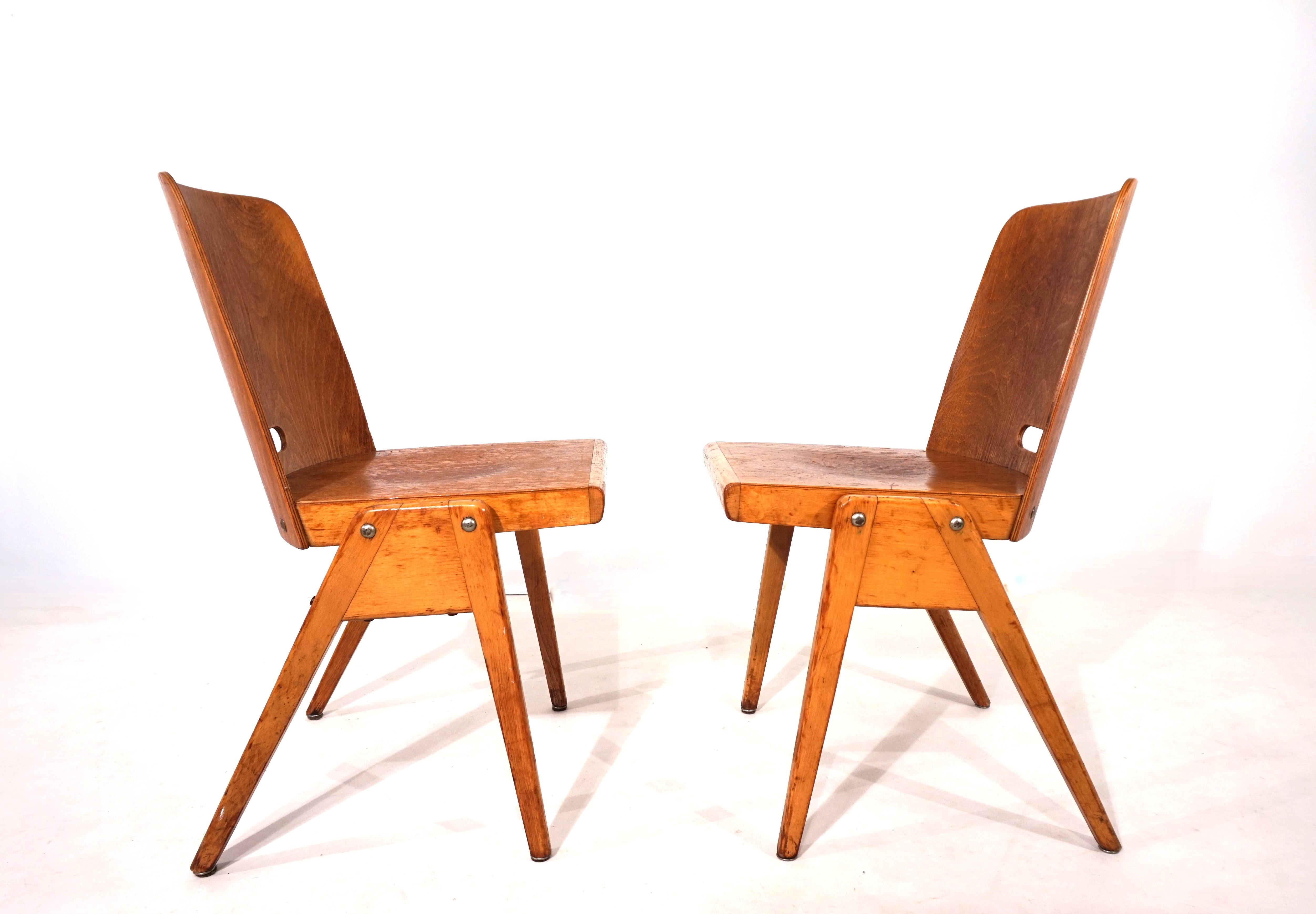 Juego de dos sillas de comedor apilables de madera contrachapada, 1960 en venta 9