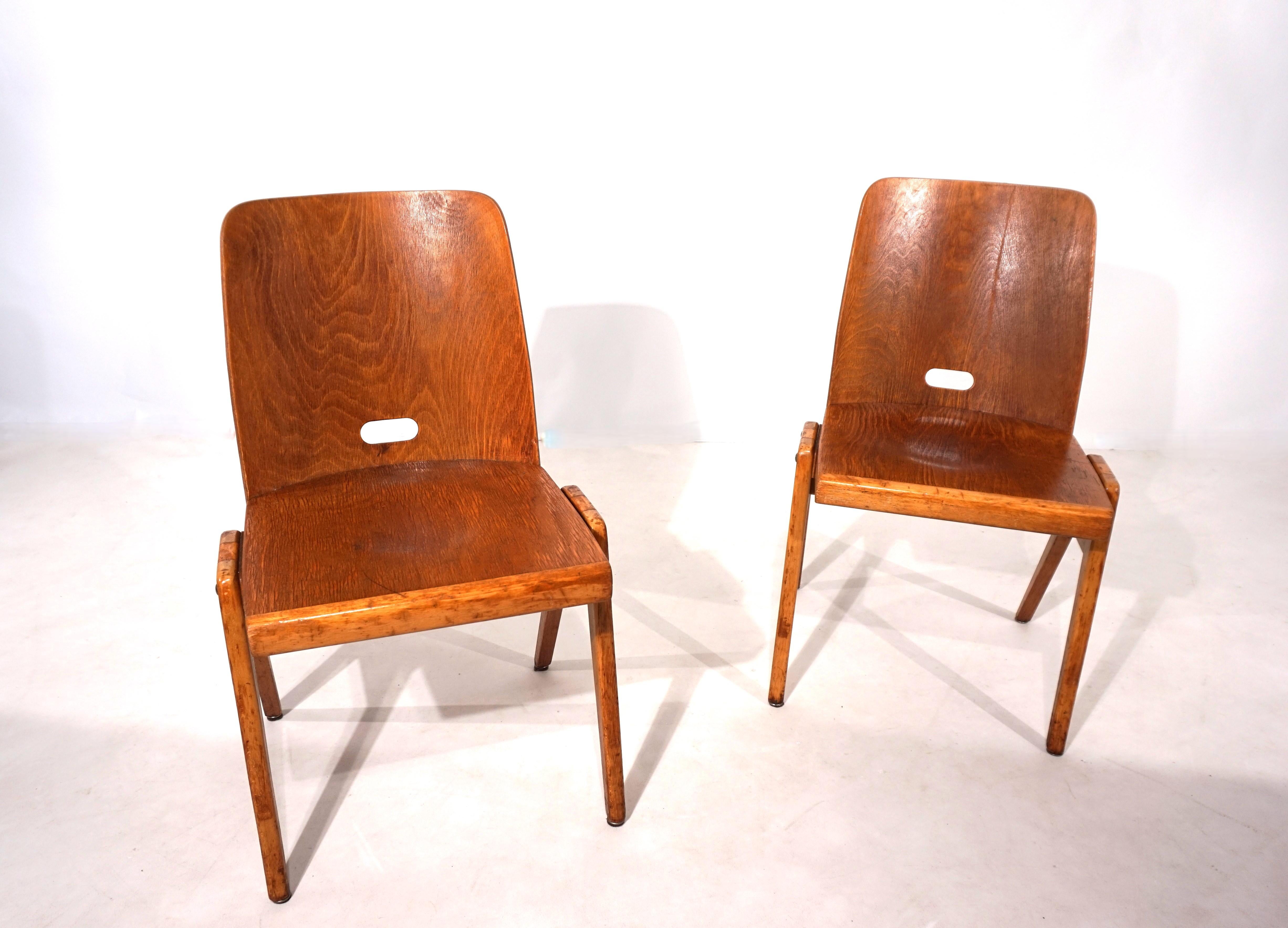 Juego de dos sillas de comedor apilables de madera contrachapada, 1960 en venta 10