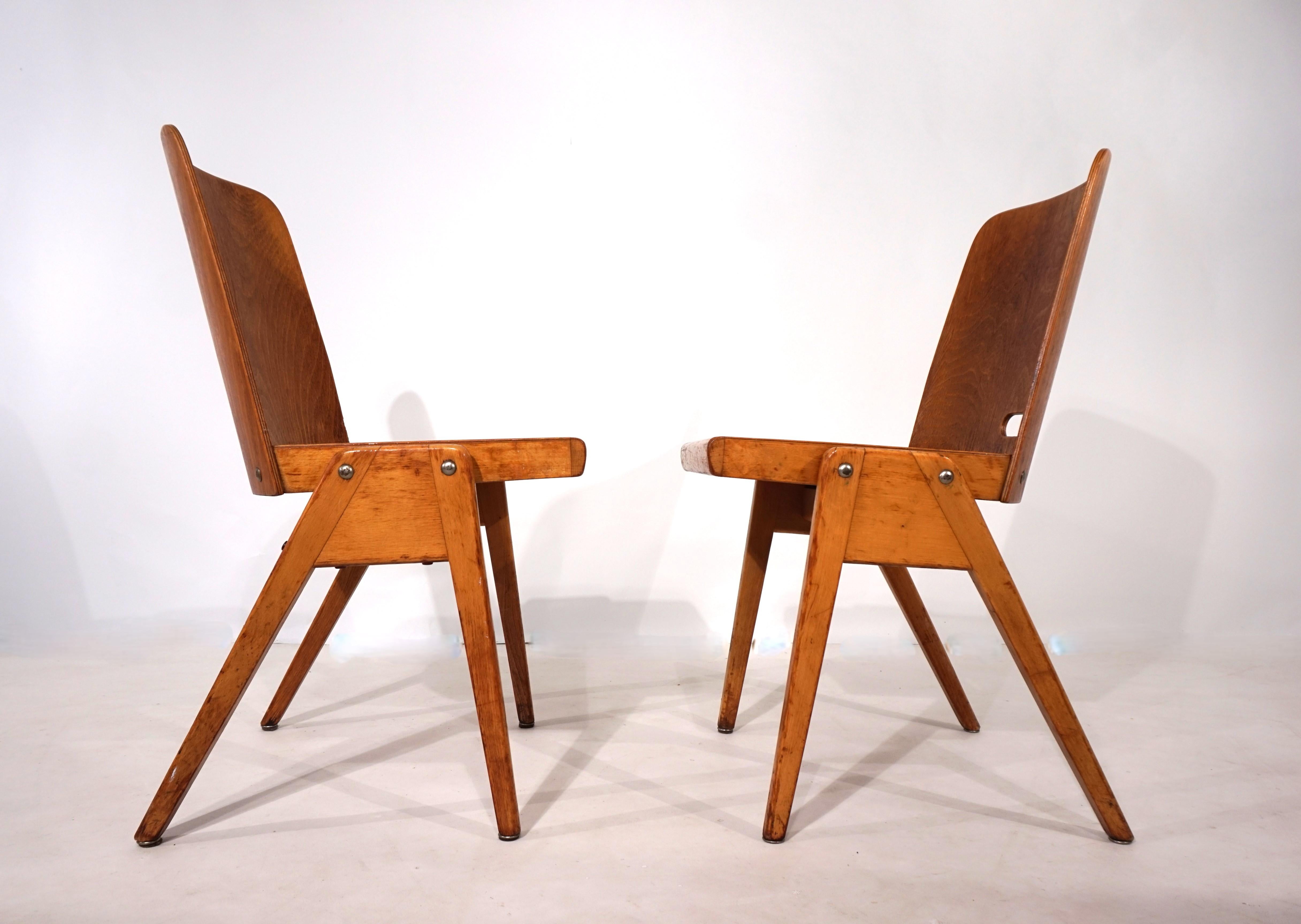 Juego de dos sillas de comedor apilables de madera contrachapada, 1960 en venta 11