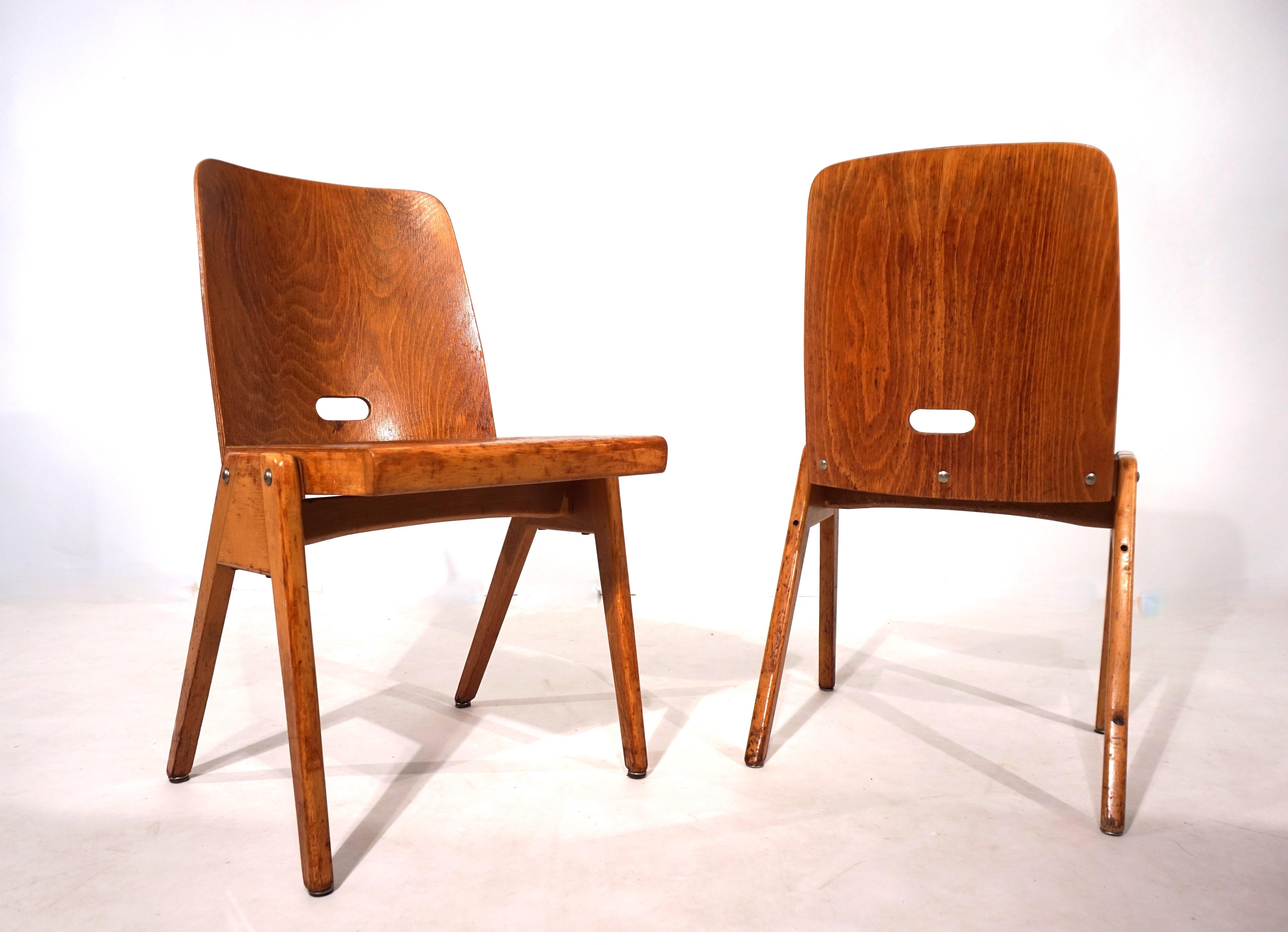 Juego de dos sillas de comedor apilables de madera contrachapada, 1960 Moderno de mediados de siglo en venta