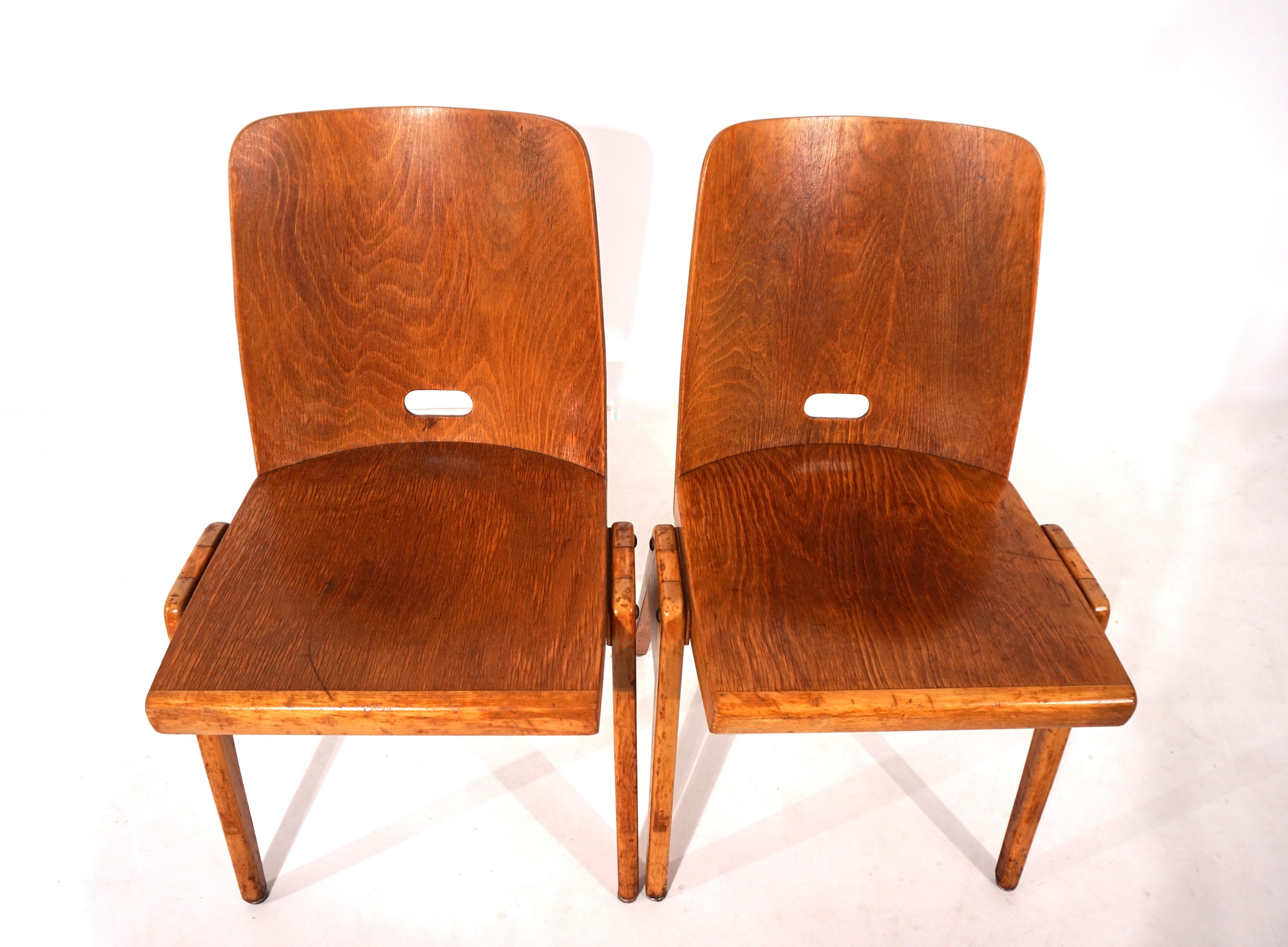 Juego de dos sillas de comedor apilables de madera contrachapada, 1960 Madera contrachapada en venta