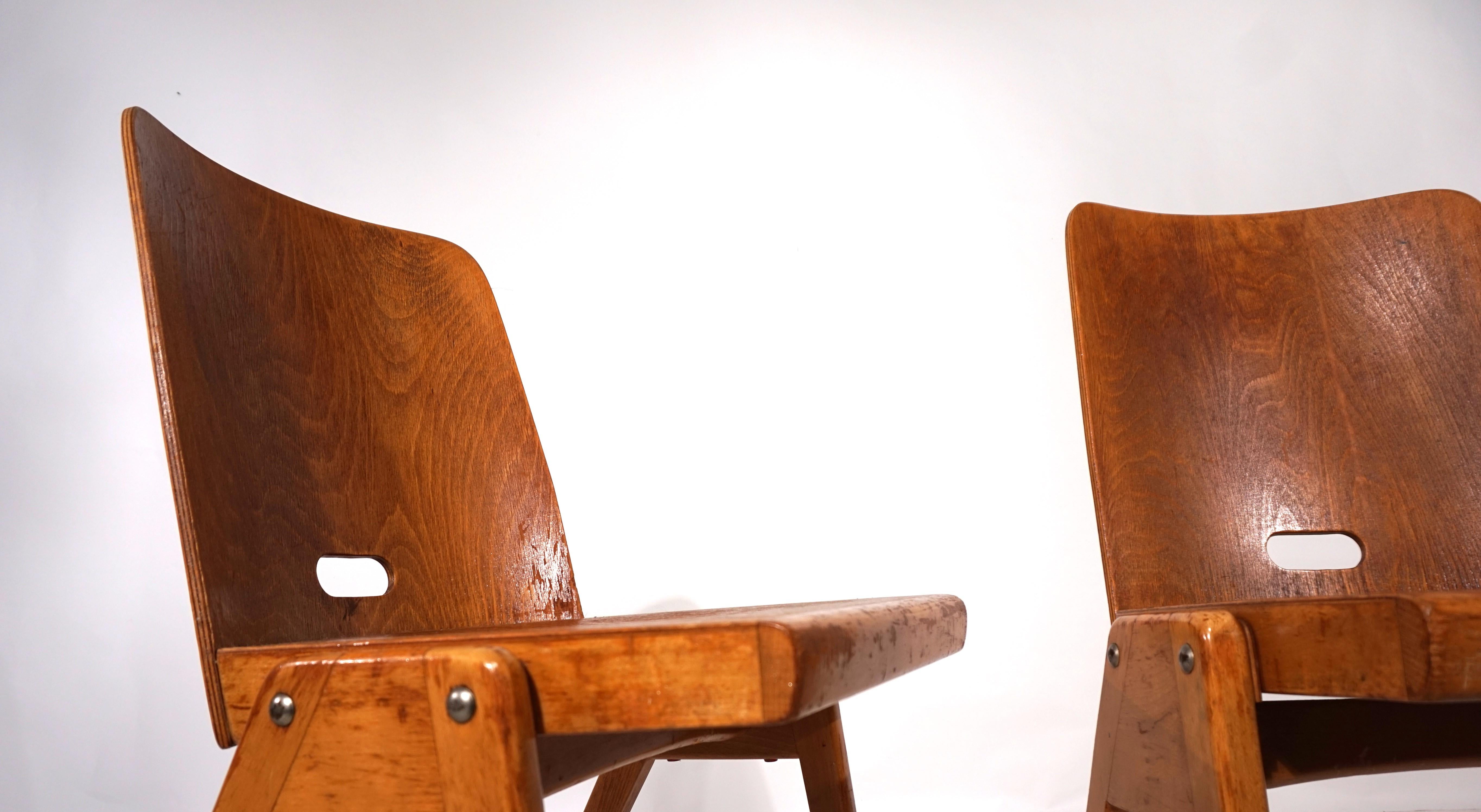 Juego de dos sillas de comedor apilables de madera contrachapada, 1960 en venta 1