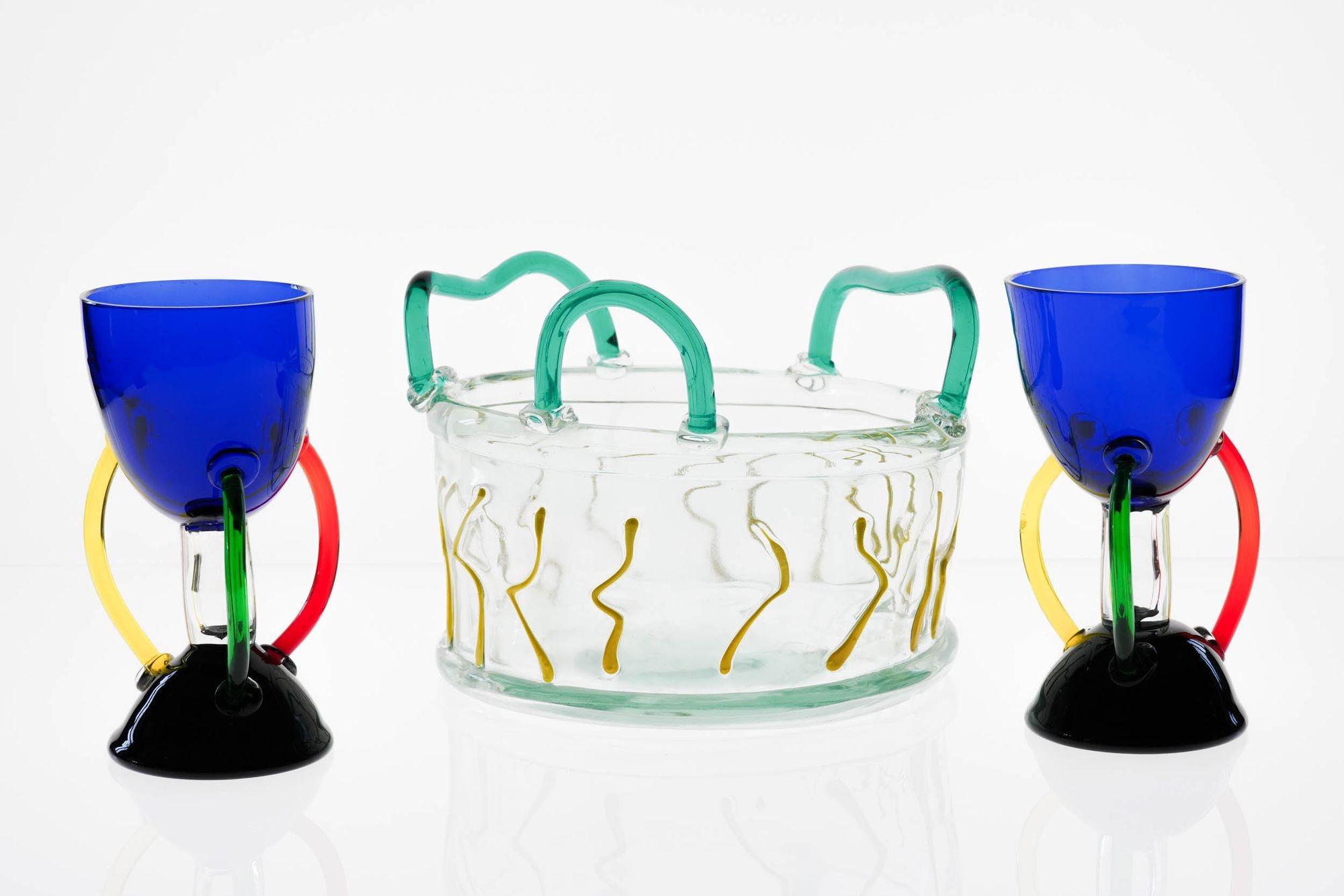Set di due bicchieri o tazze con stelo e una ciotola. 80s. in vendita 8