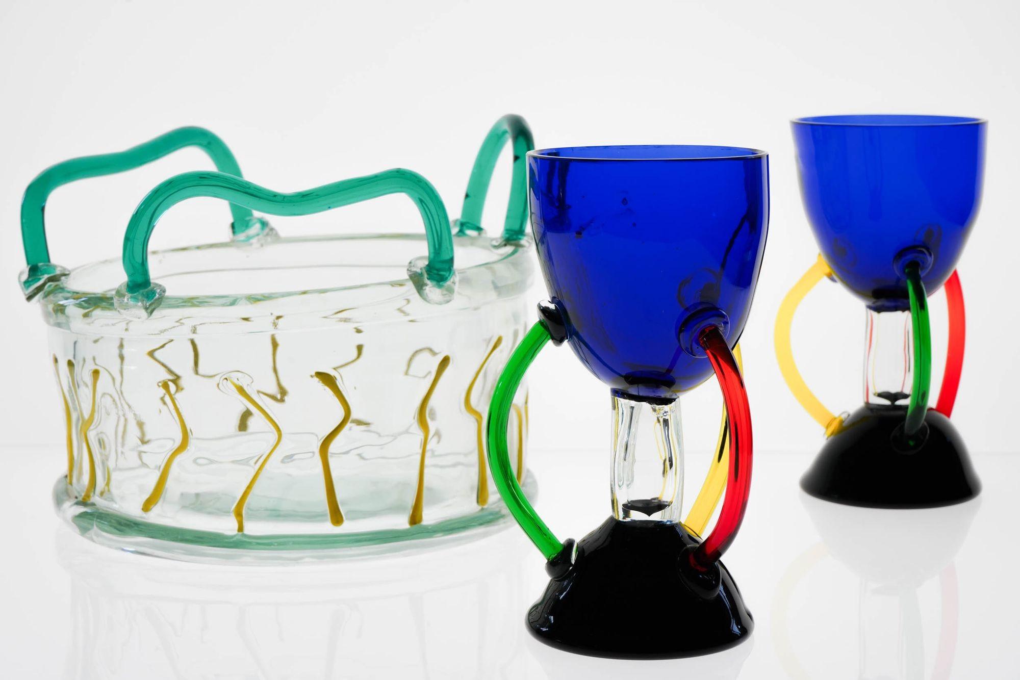 Set di due bicchieri o tazze con stelo e una ciotola. 80s. in vendita 9