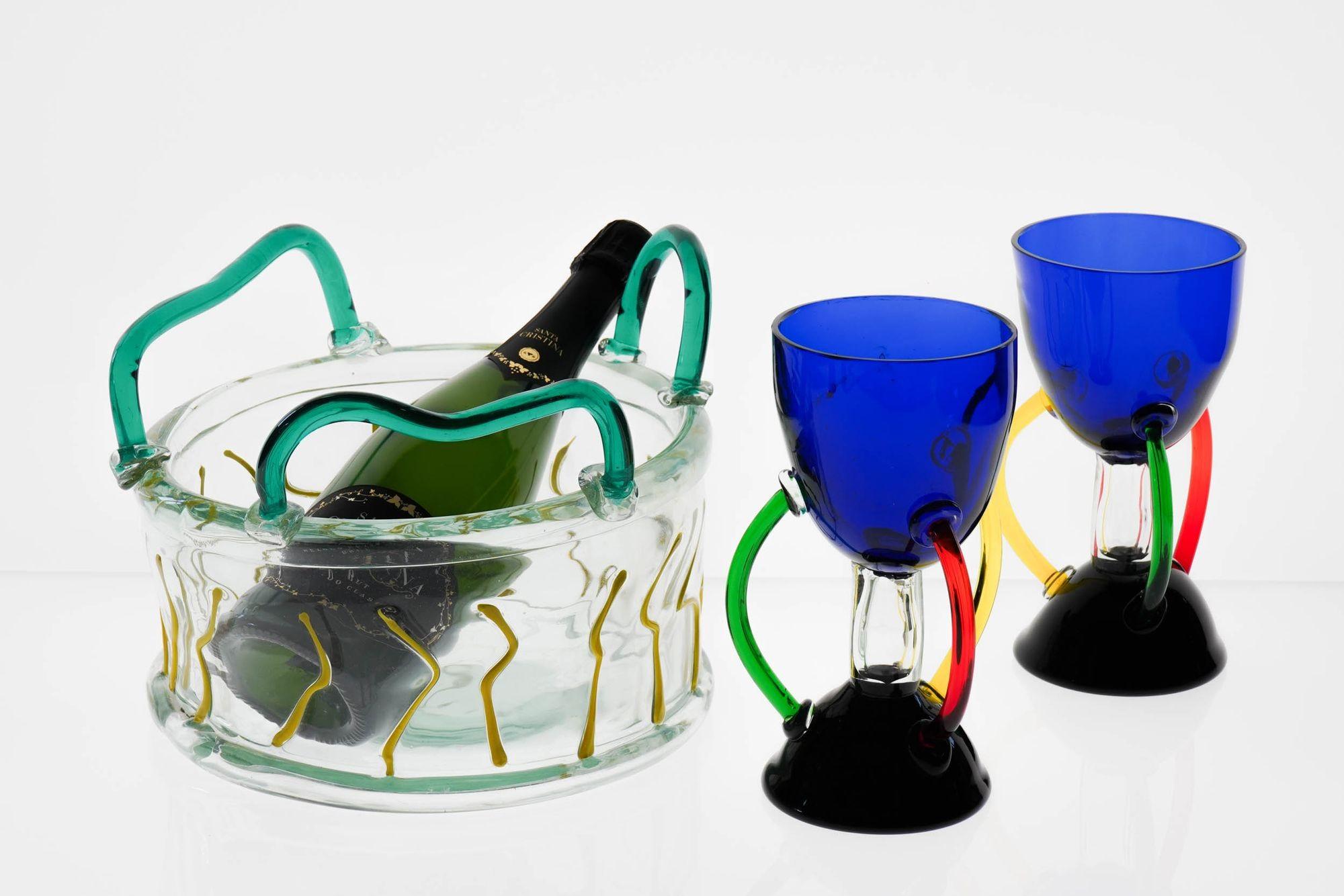 Set di due bicchieri o tazze con stelo e una ciotola. 80s. in vendita 12