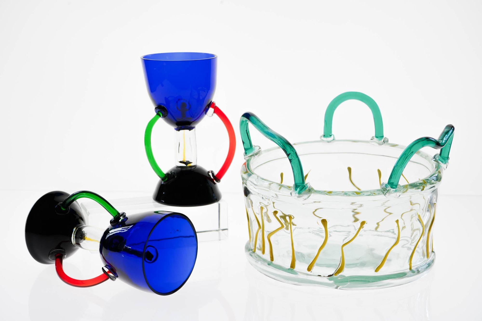Impressionante set appartenente alle tendenze degli anni '80. Design multicolore e articolato. Le due tazze sono in cobalto con una base nera e tre bracci in verde, rosso e giallo. La ciotola a forma di tamburo ha manici verdi a forma di organici e