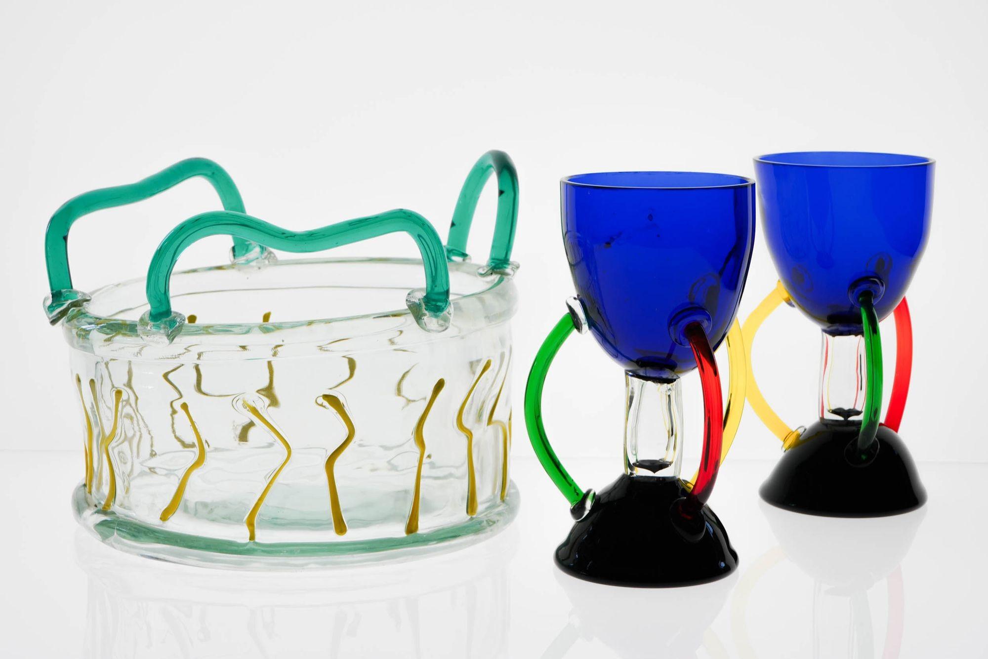Vetro Set di due bicchieri o tazze con stelo e una ciotola. 80s. in vendita