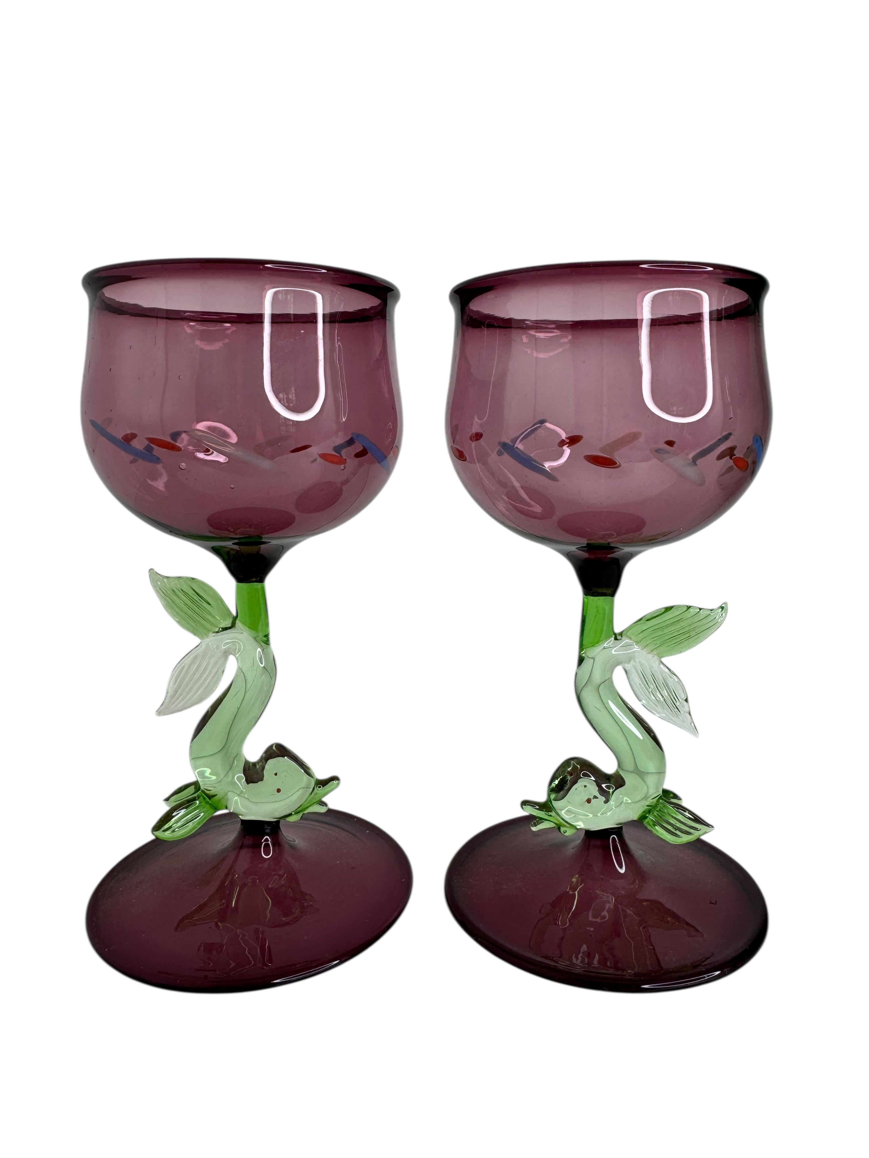 Voici un magnifique ensemble de deux verres à vin à pied vintage provenant d'Autriche. Il comporte un manche en forme de poisson dauphin et est de style Bimini. Le verre a un design magnifique, la tige représente un poisson dauphin de couleur verte.
