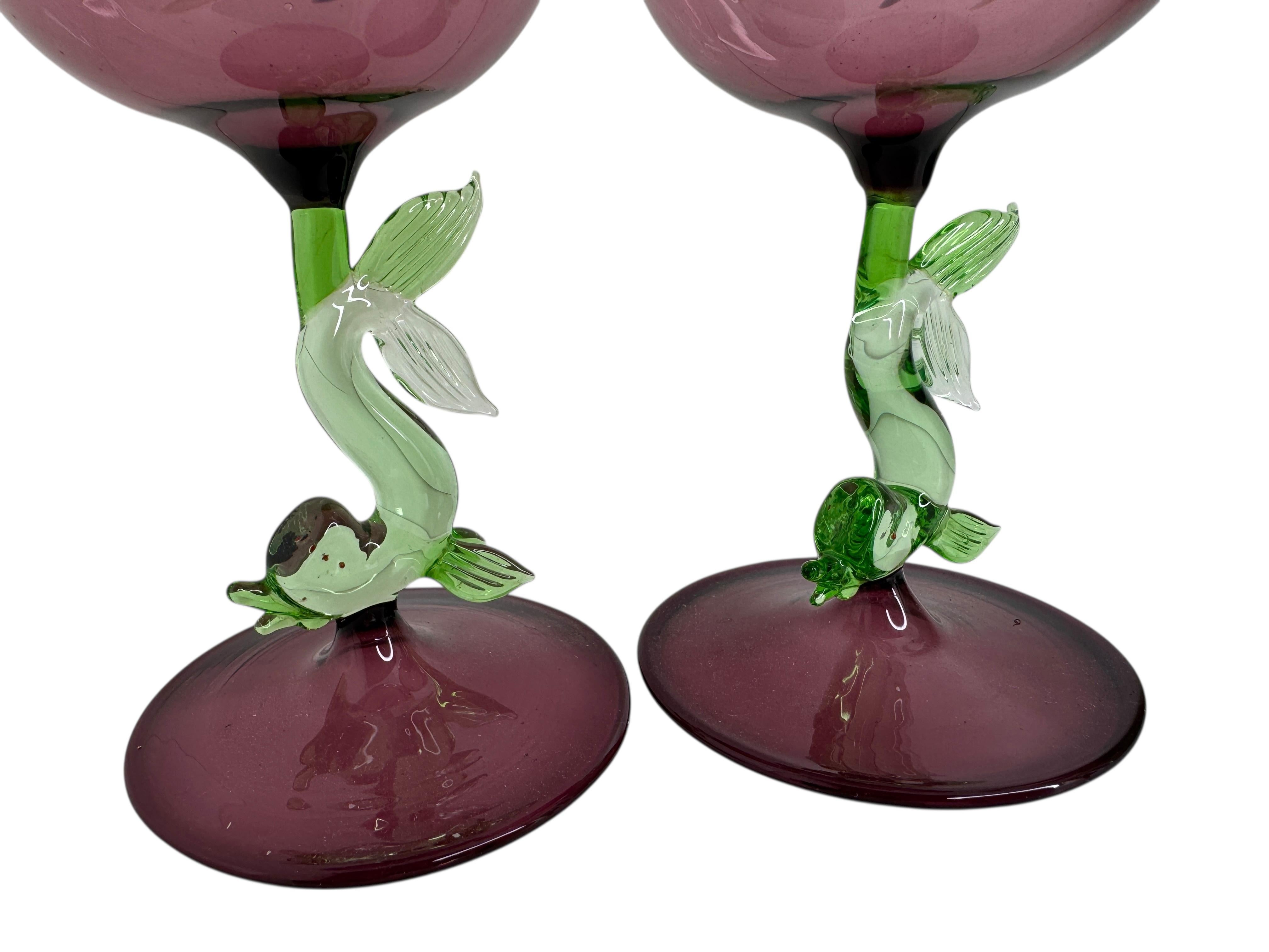 Verre brun Lot de deux verres à pied, verre à vin, pied en forme de poisson dauphin, Bimini Art Vintage Autriche en vente