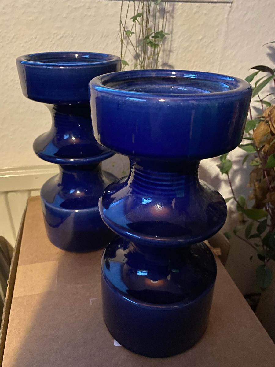 Zwei wunderschöne, blau glasierte Kerzenhalter von der Designerin Cari Zalloni für Steuler Keramik. Die Kerzenhalter sind auf dem Sockel mit dem Markenzeichen des Unternehmens und der Modellnummer signiert.
Steuler wurde 1917 von Georg Steuler in