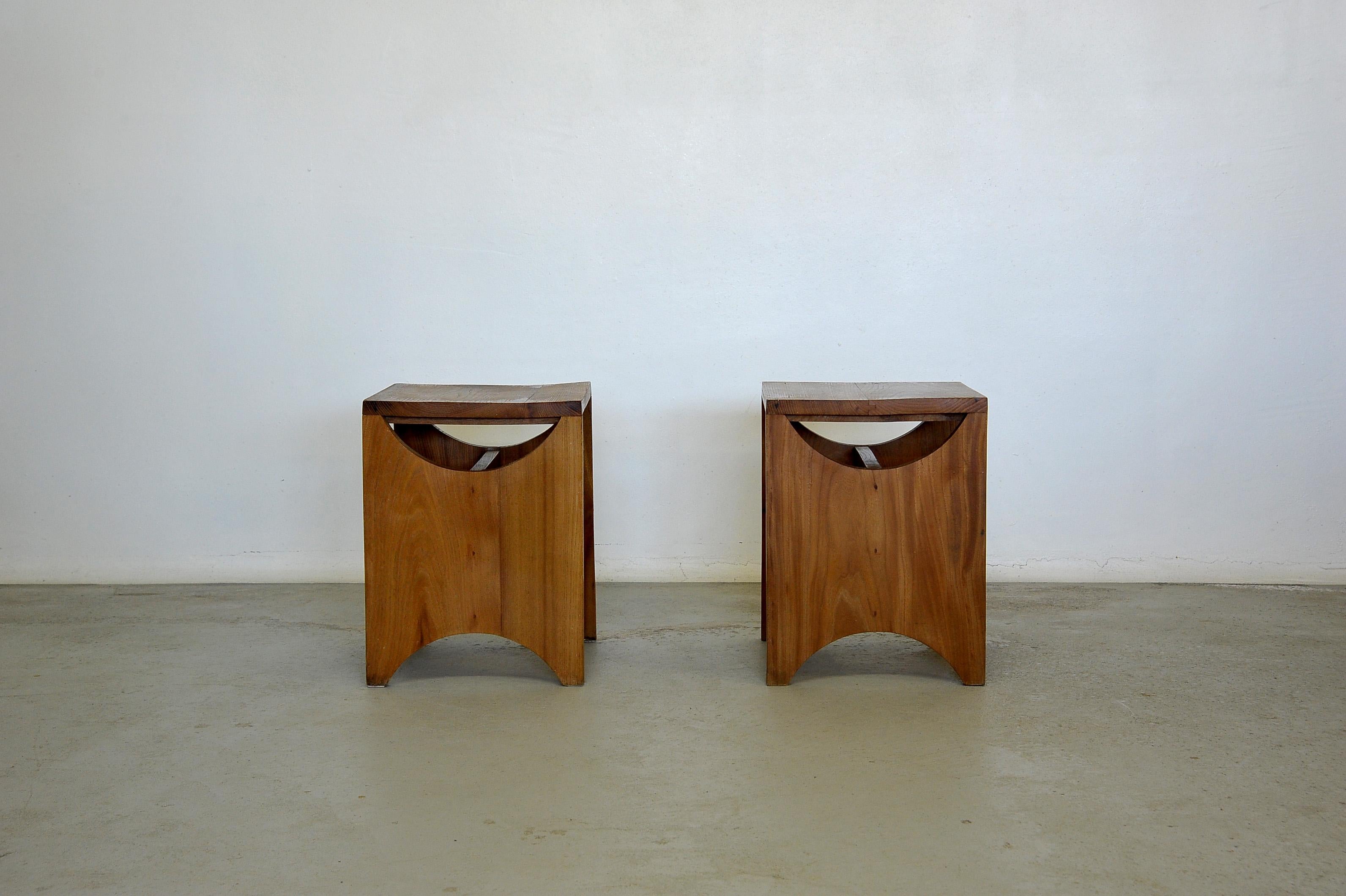 Set of 2 French studio stool in sold elmwood.
Made in the 1970s.

Could also be used as end tables.