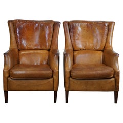 Ensemble de deux fauteuils en cuir de mouton très robustes et très confortables.