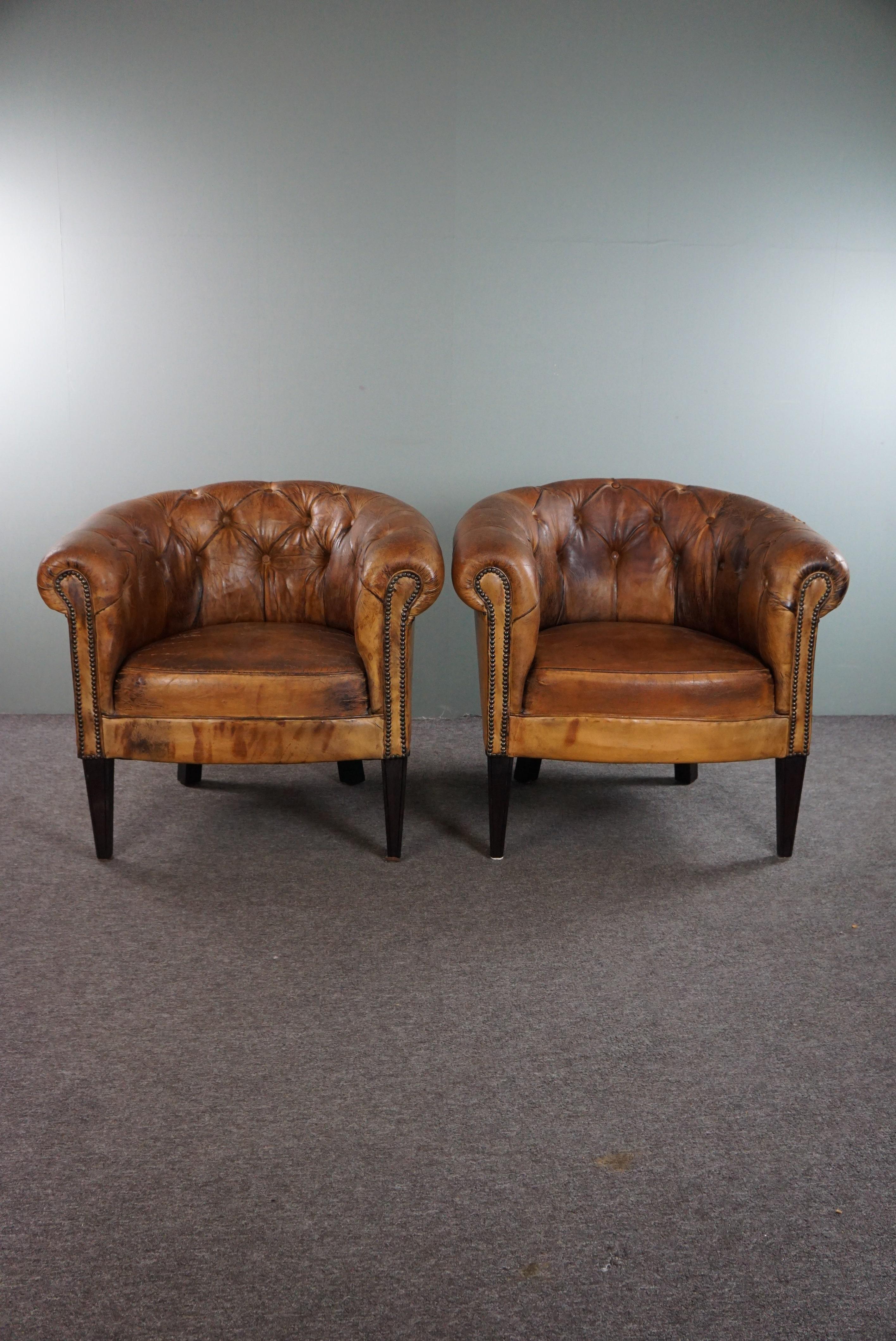Offered: this set of two super cool old sheep leather Chesterfield club armchairs with an amazing look.
Some armchairs possess so much more charm and character than the rest that we actually want to place them in our own home—they're that cool! This