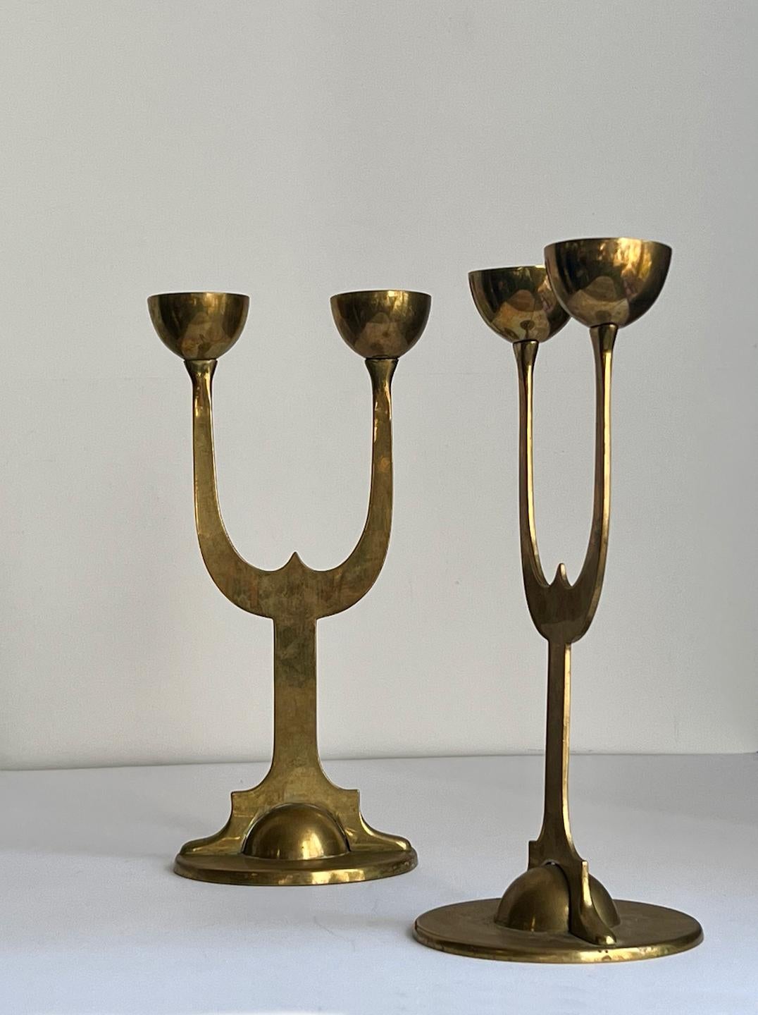 A pair of brass candlesticks, in Art Nouveau style. First half 20th century, Sweden.

Simple design, of sheet and cast brass. Good condition with some age-related wear, old cleaner and wax; some twisting to the position of the holders.

Approximate