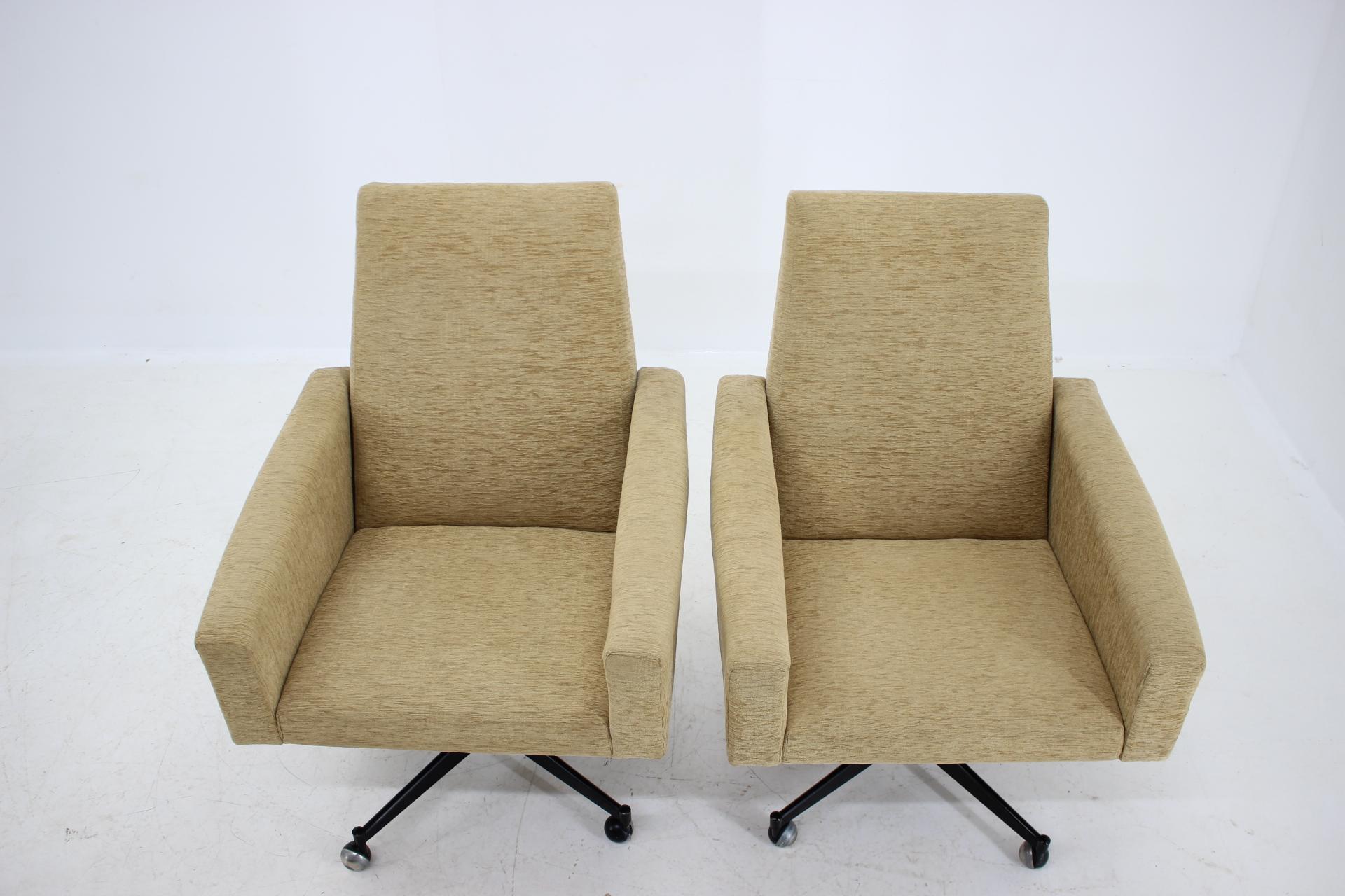 Set of Two Swivel Armchairs, Czechoslovakia In Good Condition In Praha, CZ