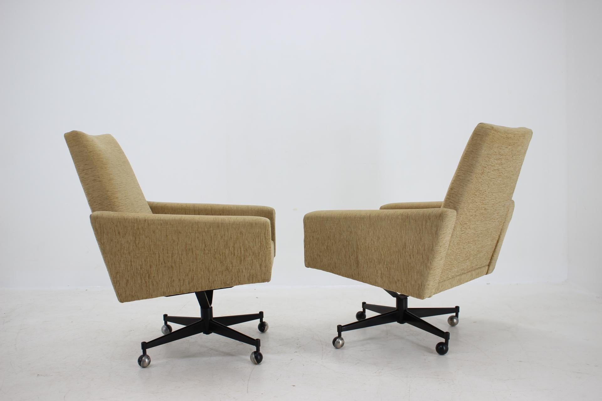 Set of Two Swivel Armchairs, Czechoslovakia 1