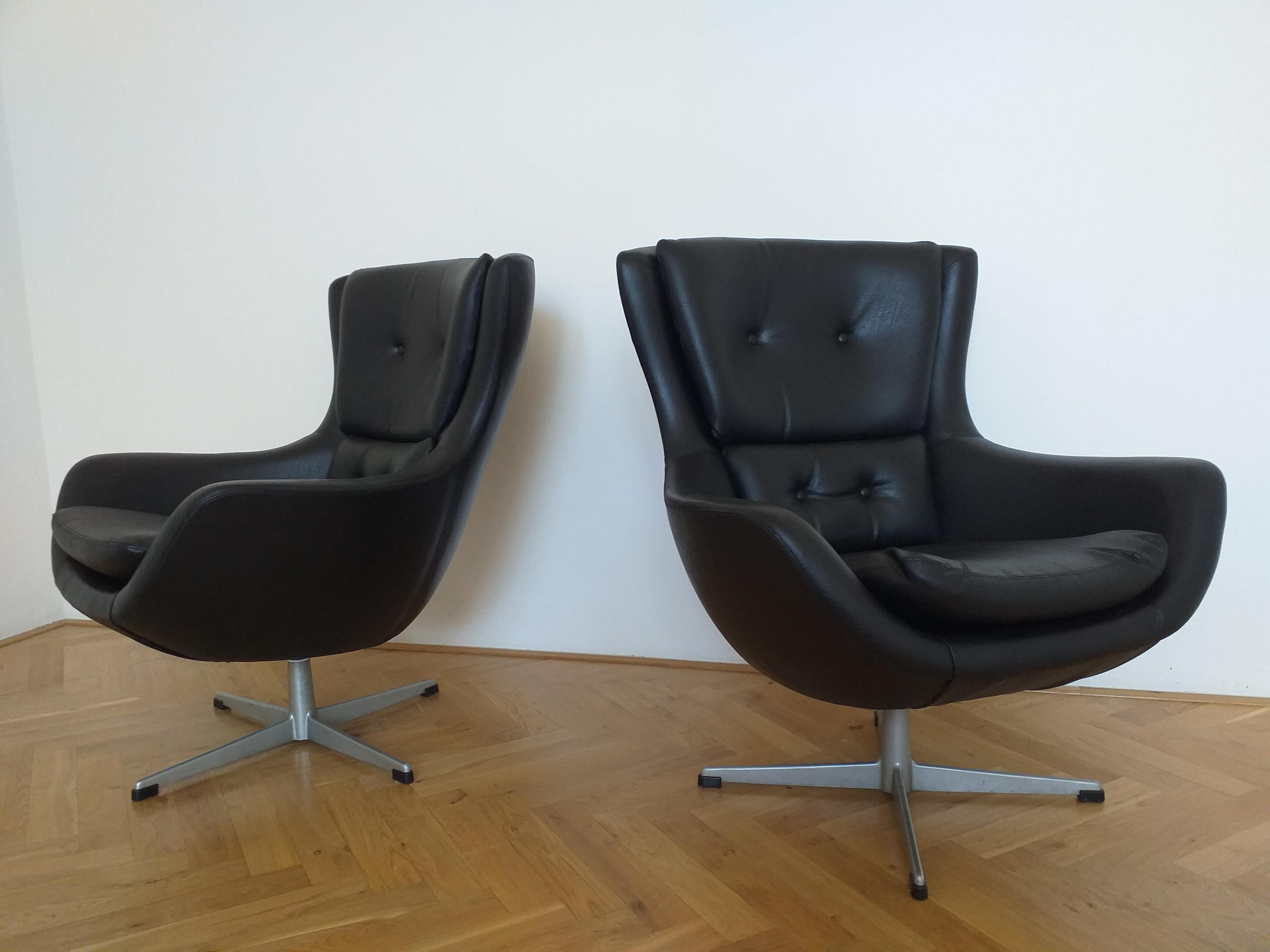 Danish Set of Two Swivel Lounge Armchairs Egg, Kanari, Denmark, 1970s