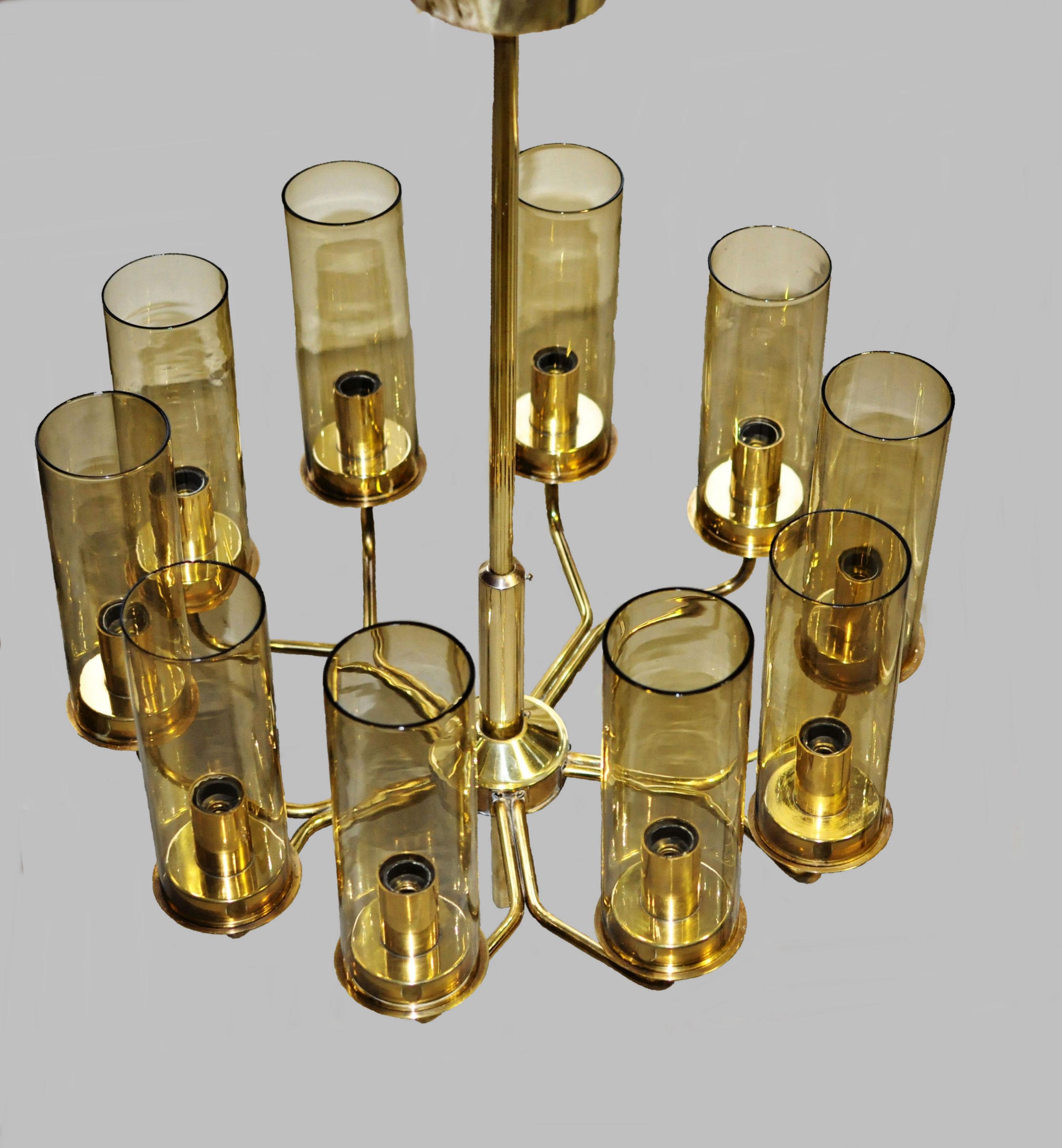 Set di due lampadari T10 in ottone con paralumi a forma di cilindro in vetro fumé, disegnati da Hans-Agne Jakobsson per AB in Markaryd, Svezia, tra la fine degli anni '60 e l'inizio degli anni '70.

I lampadari sono perfettamente funzionanti e in